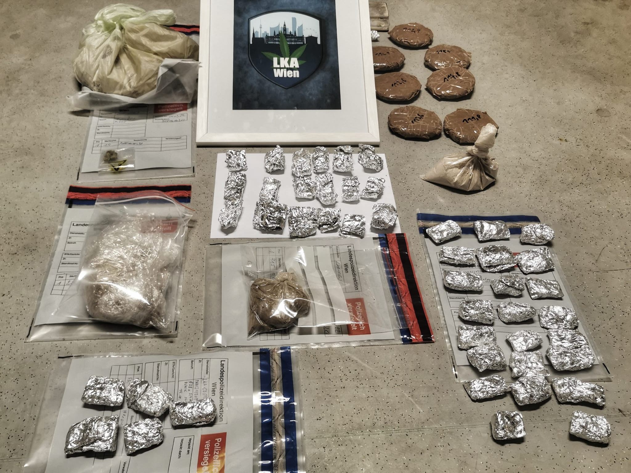 Sichergestellt: Heroin und Zubehör Sichergestellt: Heroin und Zubehör