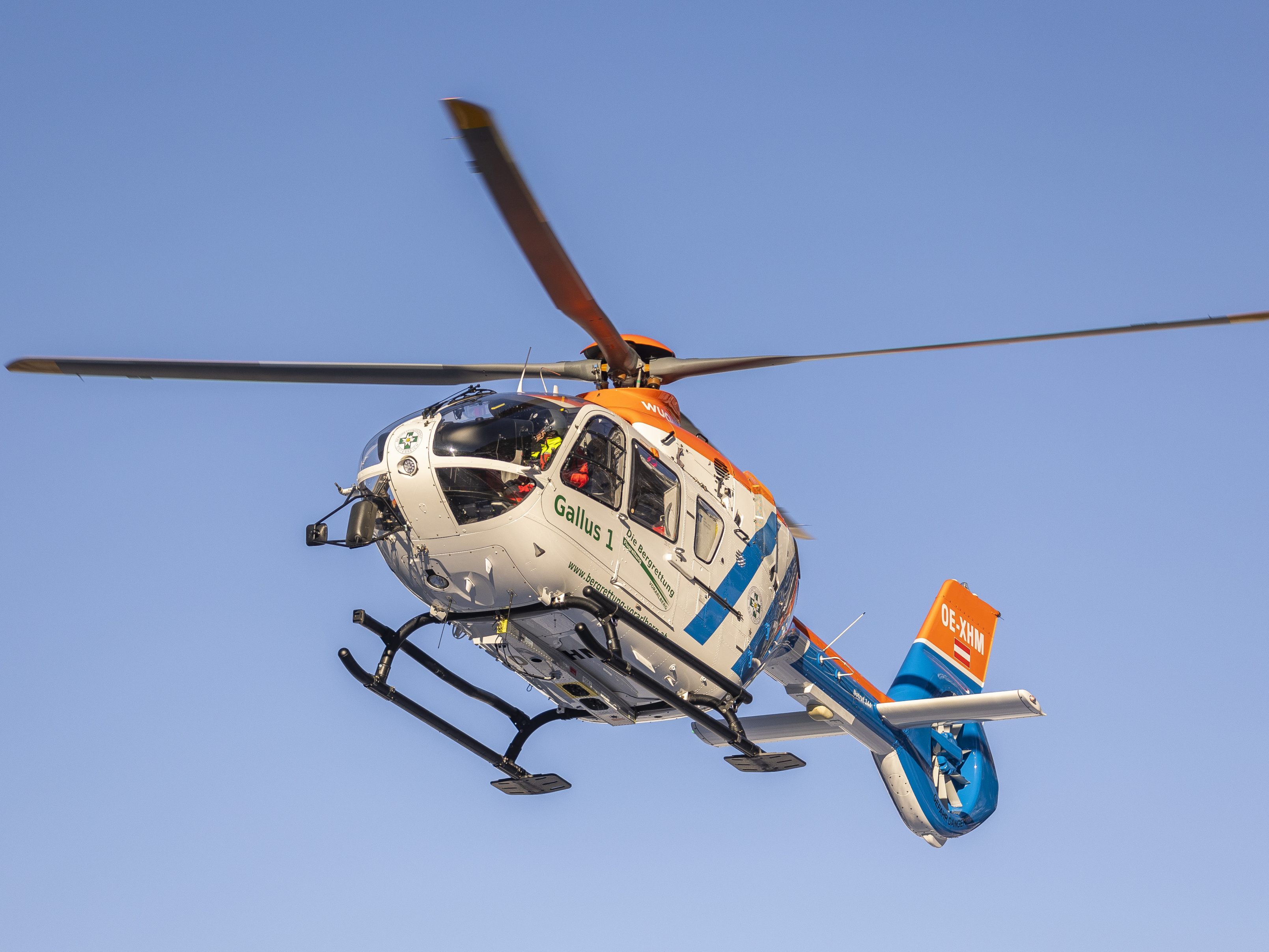 Skifahrer nach schwerem Sturz reanimiert und ins LKH Feldkirch geflogen. Skifahrer nach schwerem Sturz reanimiert und ins LKH Feldkirch geflogen.