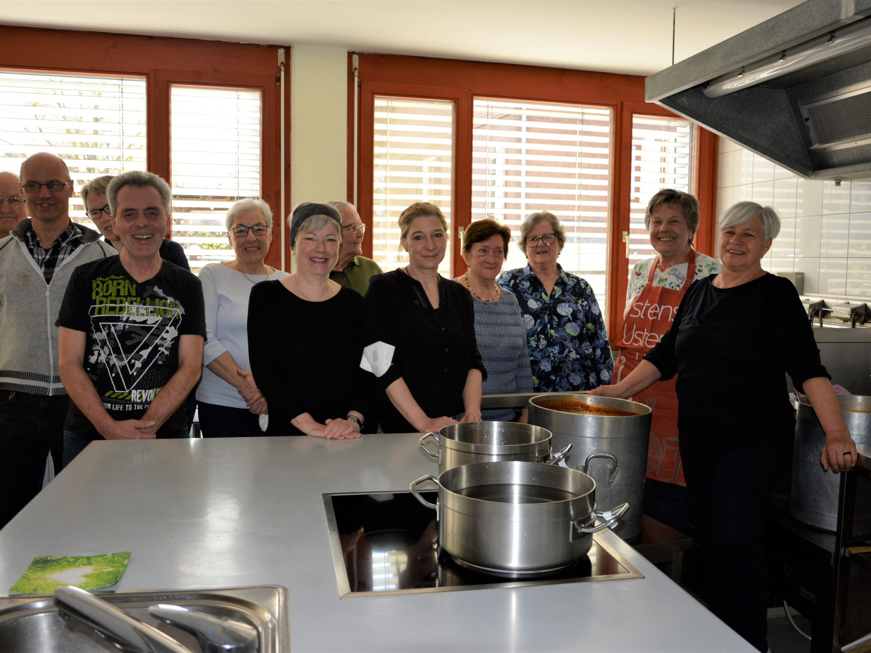 Bei der Pfarrgemeinderatswahl sorgte die Missionsrunde der Pfarre Hatlerdorf für eine kräftige Gulaschsuppe. Bei der Pfarrgemeinderatswahl sorgte die Missionsrunde der Pfarre Hatlerdorf für eine kräftige Gulaschsuppe.