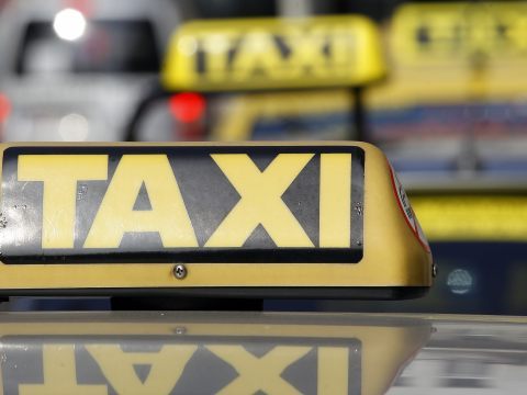 Taxler sehen durch Fixpreise bei steigenden Kosten Existenz gefährdet. Taxler sehen durch Fixpreise bei steigenden Kosten Existenz gefährdet.
