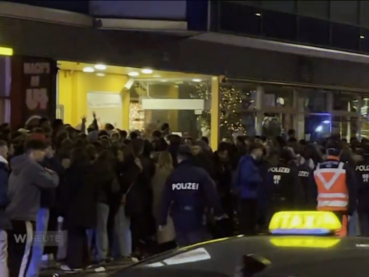 Vor der Wiener Diskothek U4 bildete sich eine 100 Meter lange Schlange. Vor der Wiener Diskothek U4 bildete sich eine 100 Meter lange Schlange.