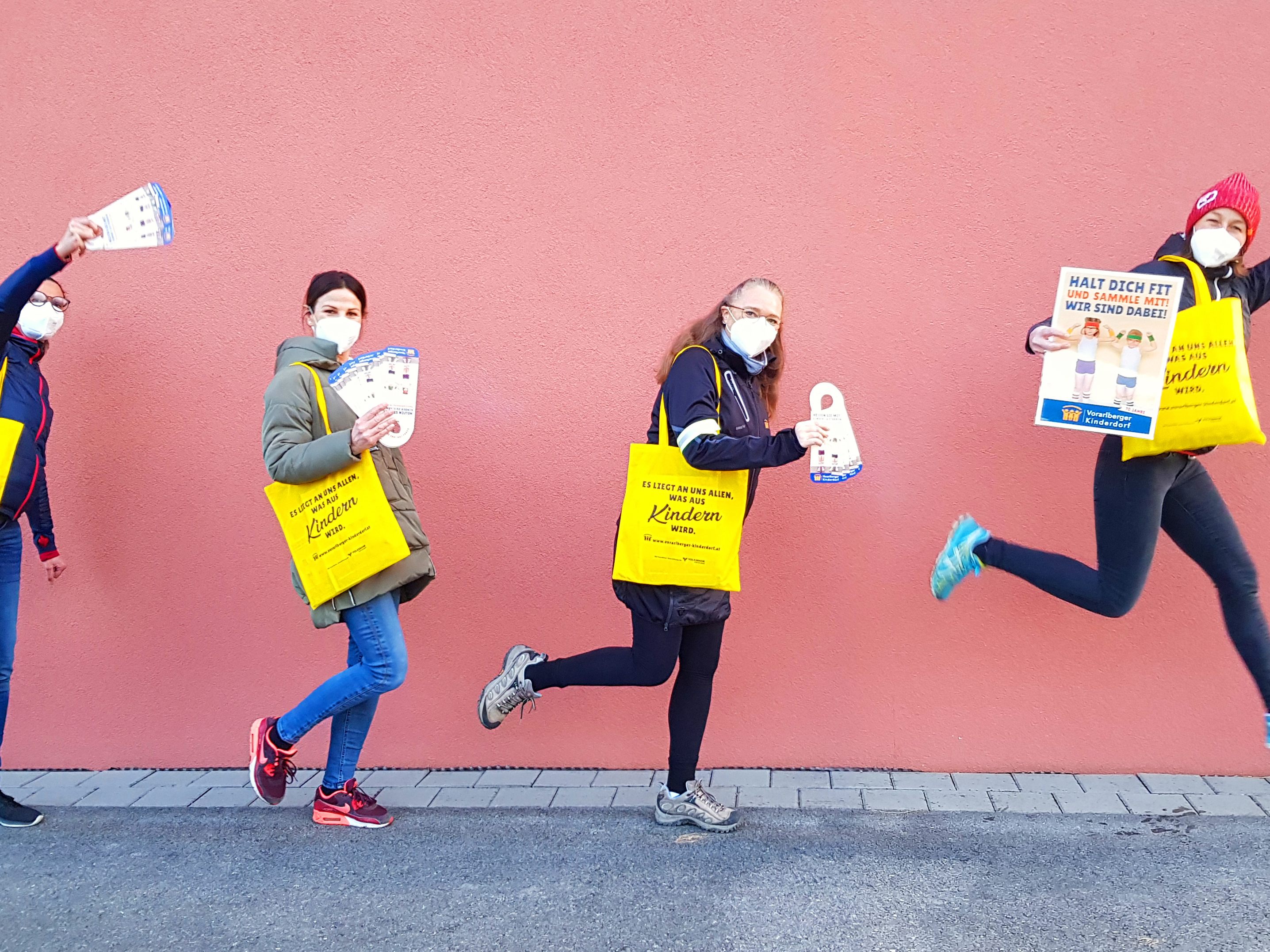 Auch Evelyn Flatz, Mitarbeiterin des Vorarlberger Kinderdorfs, fackelte 2021 nicht lange und beteiligte sich mit ihrer Laufgruppe an der Aktion. Auch Evelyn Flatz, Mitarbeiterin des Vorarlberger Kinderdorfs, fackelte 2021 nicht lange und beteiligte sich mit ihrer Laufgruppe an der Aktion.