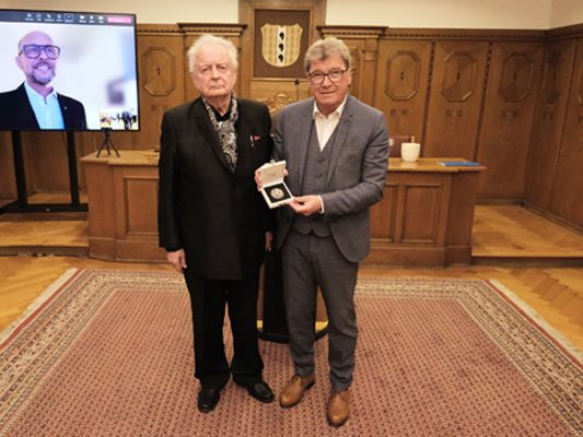 Dr. Alfred Wopmann (links) mit Festspiel-Vizepräsident Wilhelm Muzyczyn. Bürgermeister Michael Ritsch wurde zur Verleihung aus der Quarantäne online zugeschaltet. Dr. Alfred Wopmann (links) mit Festspiel-Vizepräsident Wilhelm Muzyczyn. Bürgermeister Michael Ritsch wurde zur Verleihung aus der Quarantäne online zugeschaltet.