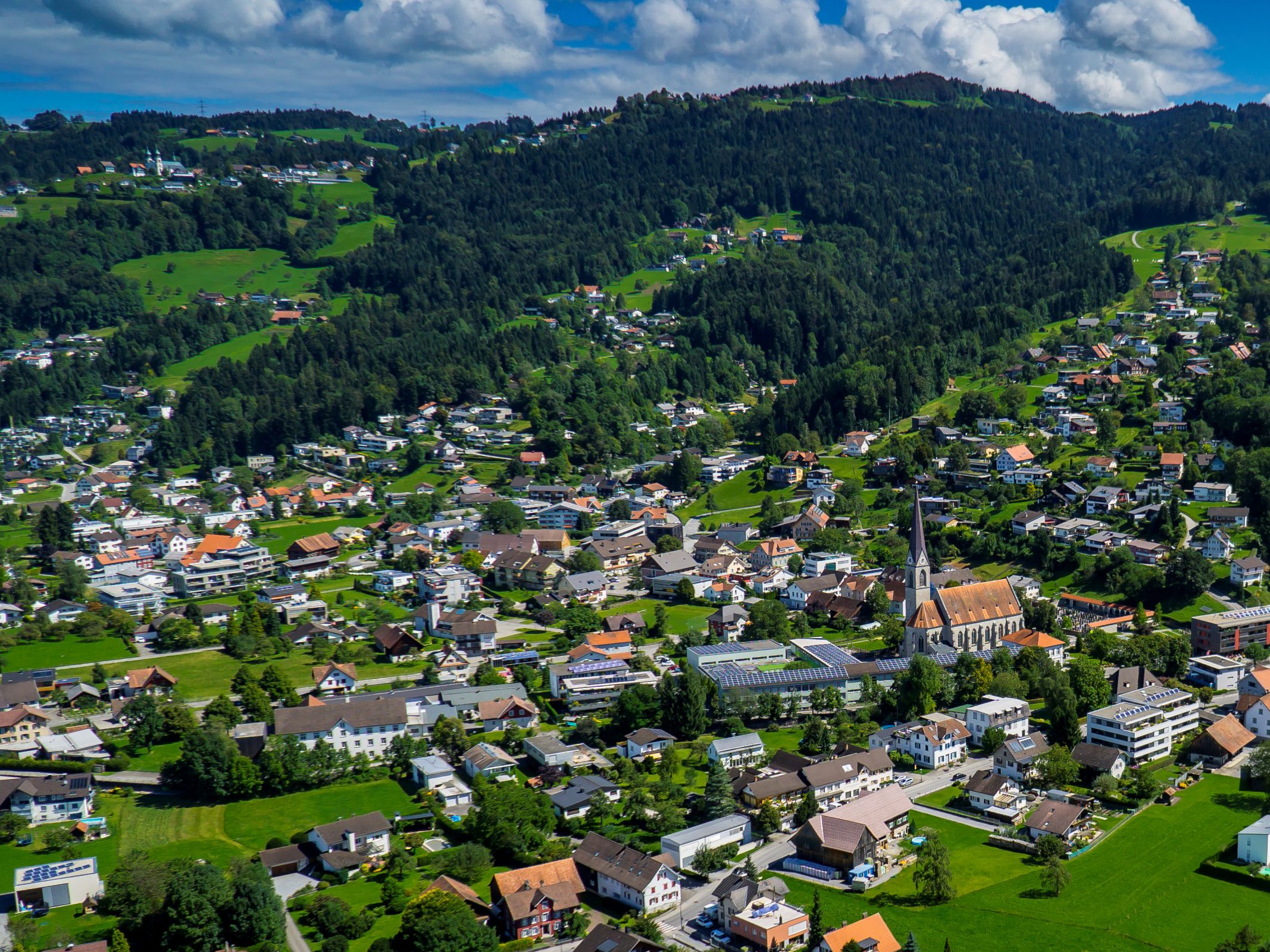 In der Nacht auf Mittwoch hat sich in Schwarzach eine Bluttat ereignet.
