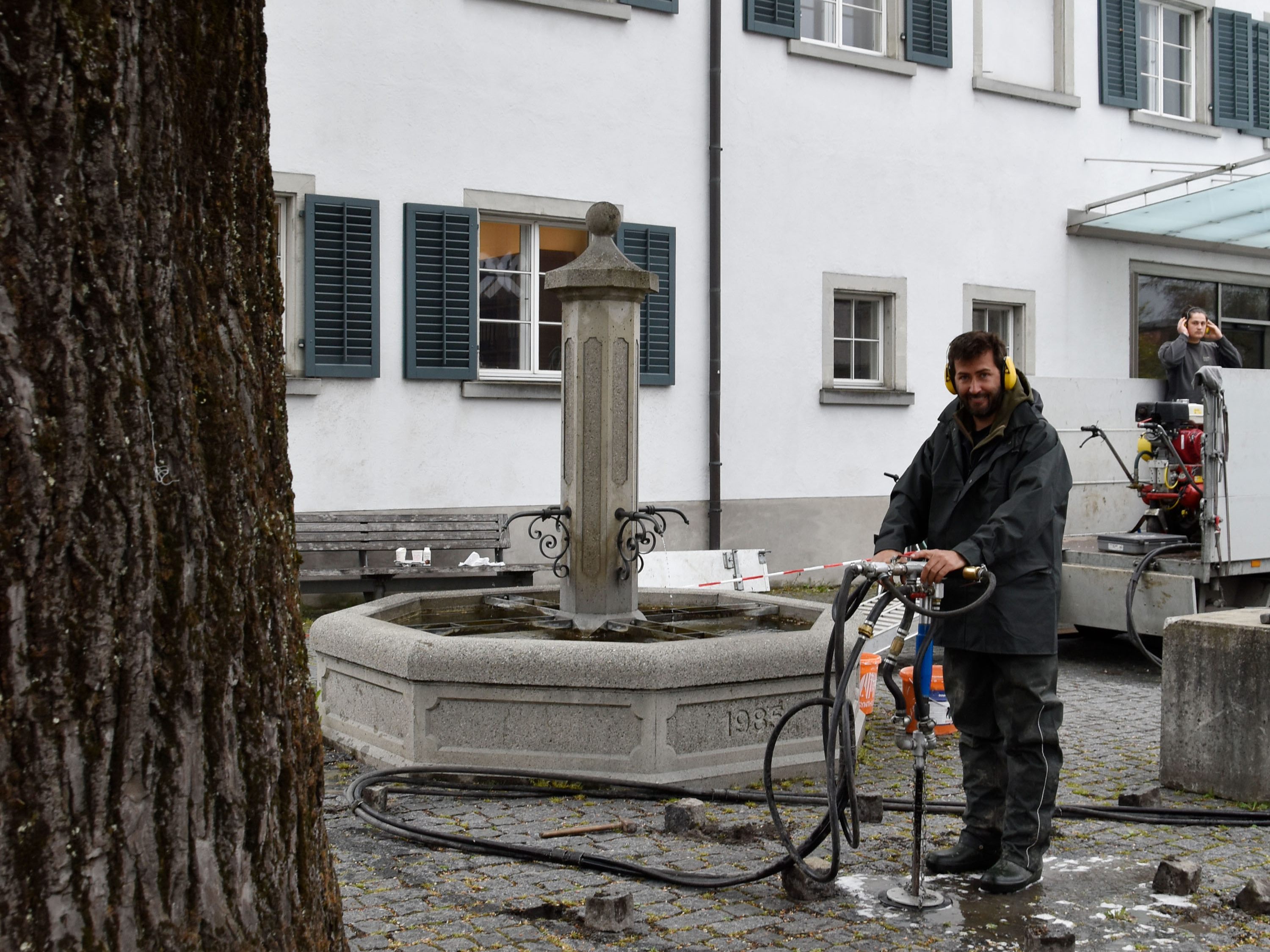 1-3 Mittels einer speziellen Gerätschaft wurden Wurzeln und Boden belüftet und gedüngt. 1-3 Mittels einer speziellen Gerätschaft wurden Wurzeln und Boden belüftet und gedüngt.