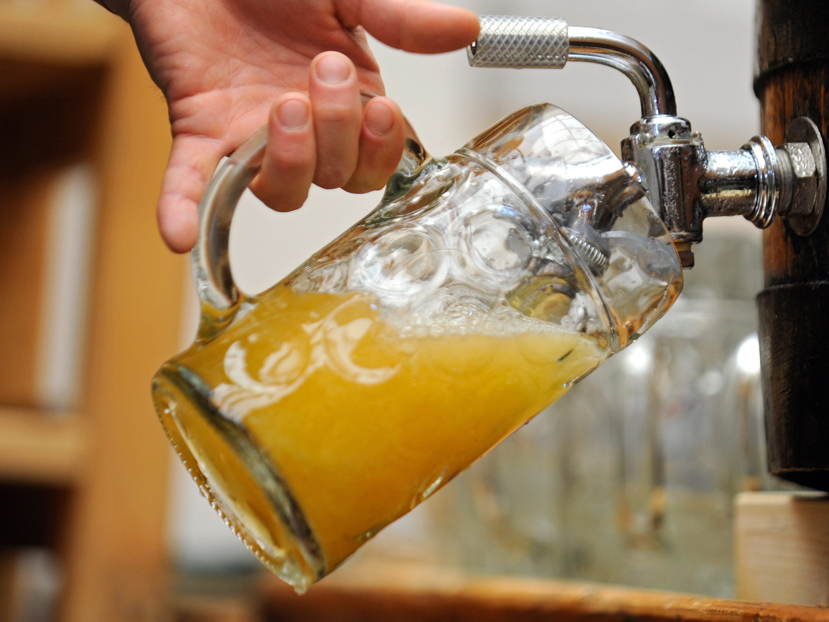 Die Brauerei Anheuser-Busch Inbev startet mit der ukrainischen Biermarke Chernigivske eine Hilfsaktion für die Ukraine. Die Brauerei Anheuser-Busch Inbev startet mit der ukrainischen Biermarke Chernigivske eine Hilfsaktion für die Ukraine.
