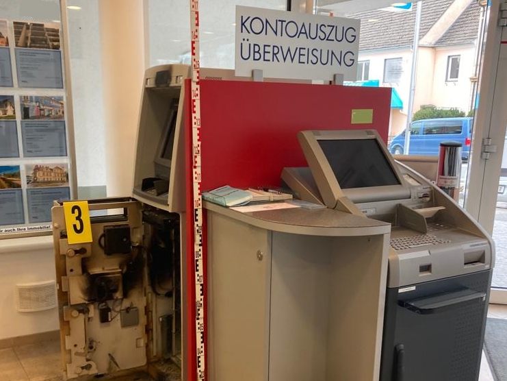 Die Polizei konnte zwei Bankomateinbrücher im Bezirk Hollabrunn klären. Die Polizei konnte zwei Bankomateinbrücher im Bezirk Hollabrunn klären.