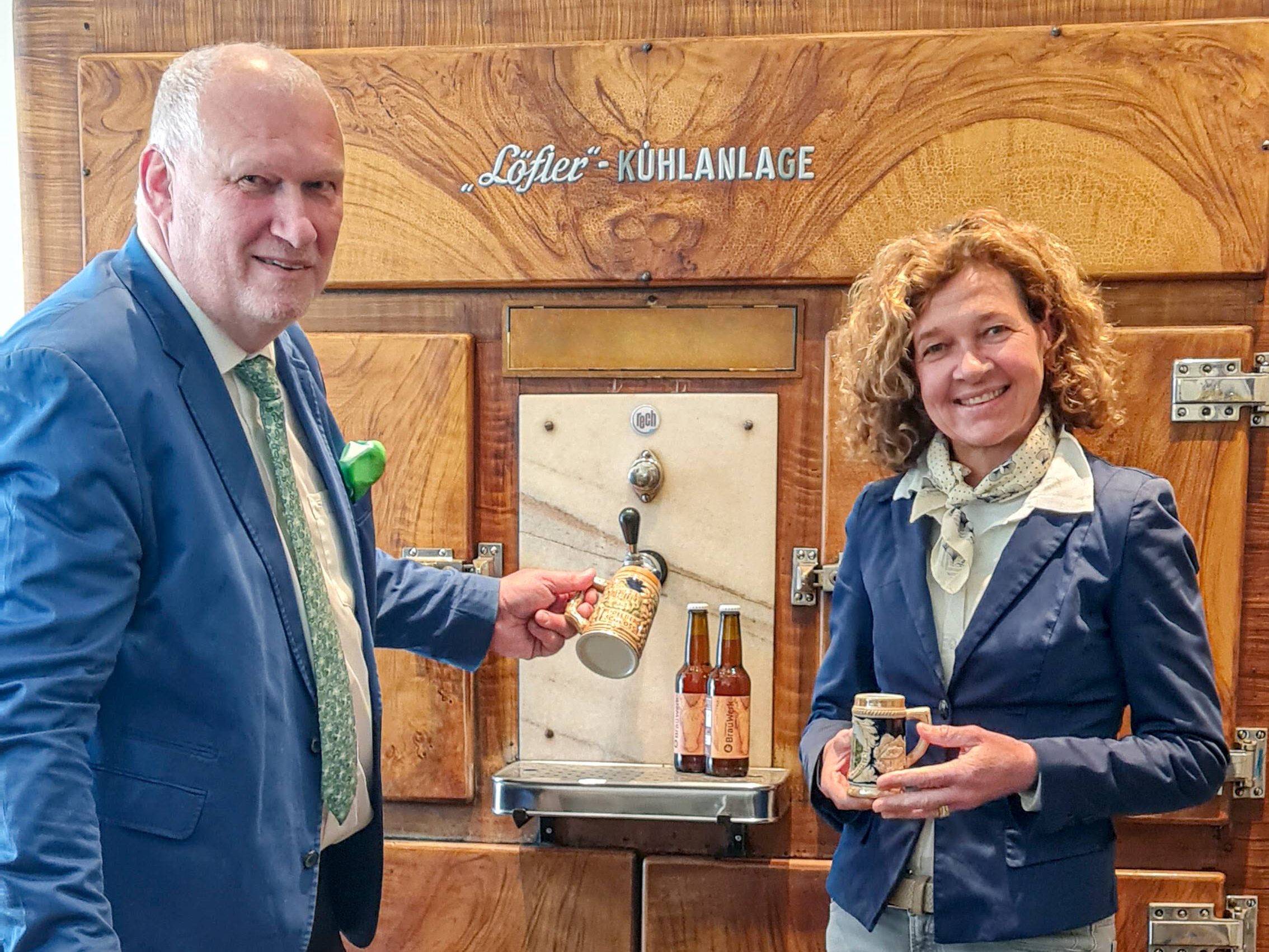 Berndt und Irmgard Querfeld eröffnen das Gasthaus "Napoleon" in Kagran. Berndt und Irmgard Querfeld eröffnen das Gasthaus "Napoleon" in Kagran.