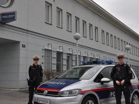 Lebensrettung durch Rotes Kreuz, ÖAMTC-Rettungshubschrauber und Polizei - mit dabei waren Polizeiinspektorin Anna G. und Polizeiinspektor Jonas H. Lebensrettung durch Rotes Kreuz, ÖAMTC-Rettungshubschrauber und Polizei - mit dabei waren Polizeiinspektorin Anna G. und Polizeiinspektor Jonas H.