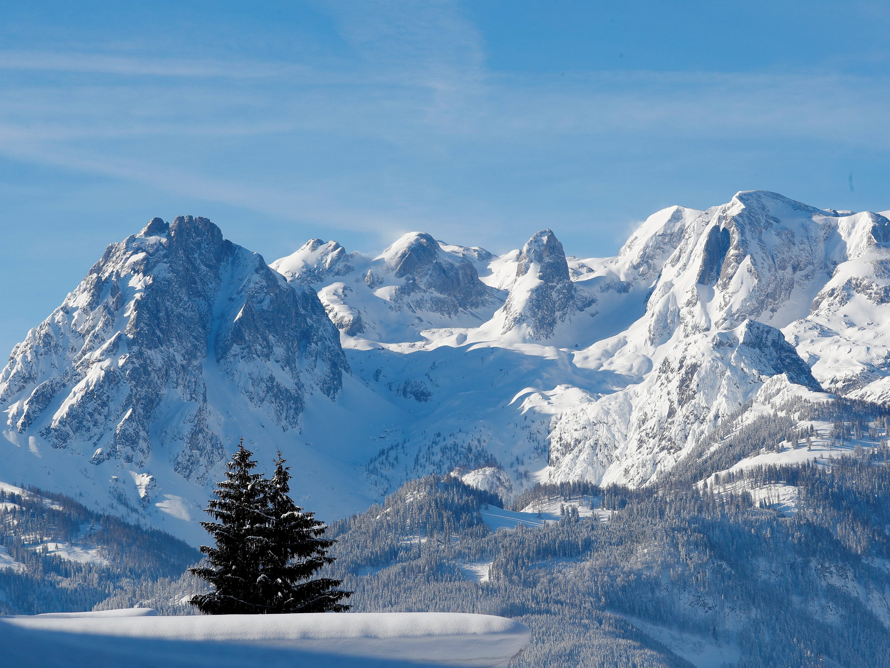 Bei einem Lawinenabgang am Hochkönig in Salzburg wurden fünf Tourengeher teilweise verschüttet.
