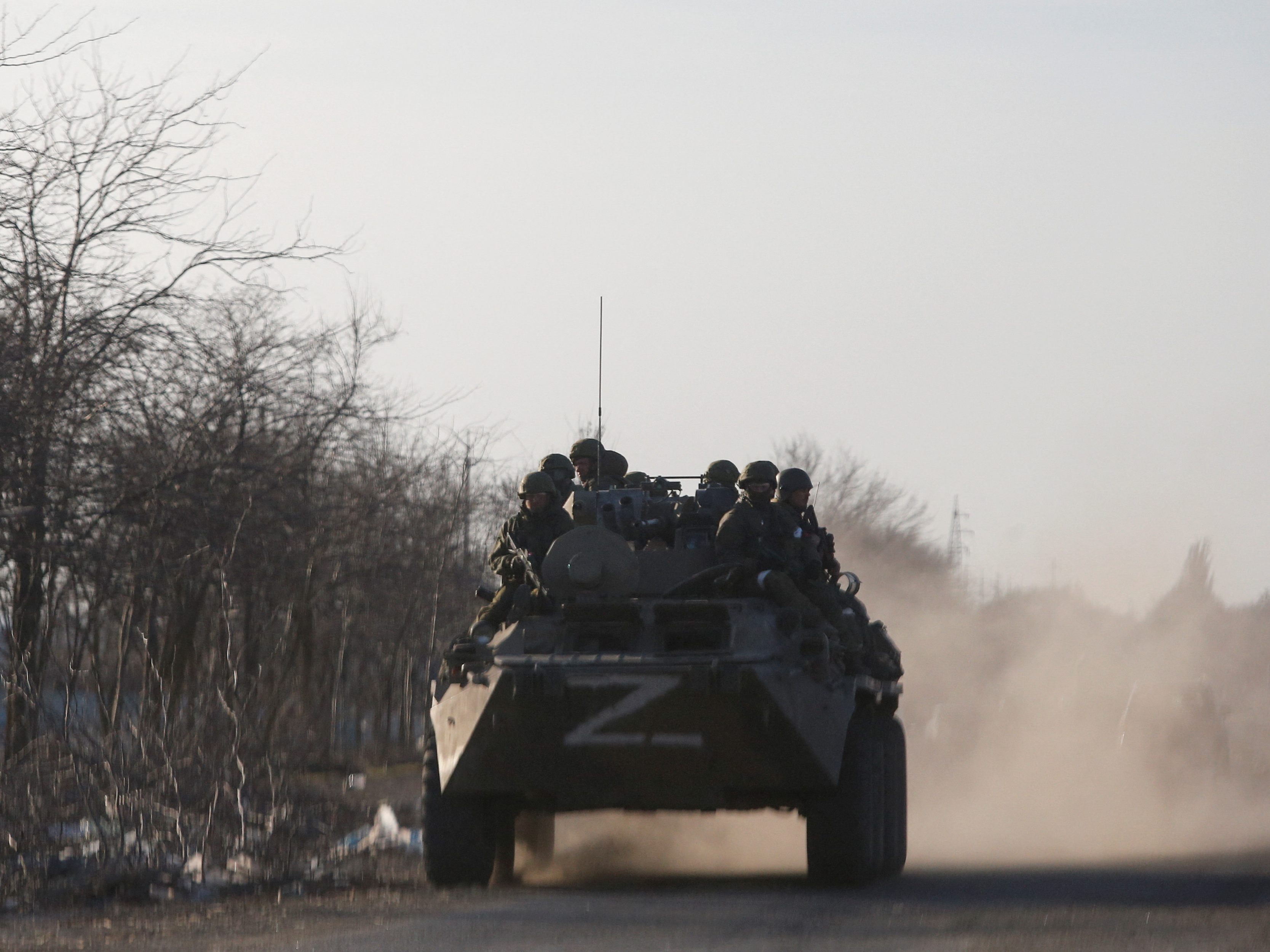 Zum Schutz vor Angriffen wurden von russischen Soldaten Gräben zwischen den Wohnhäusern ausgehoben.