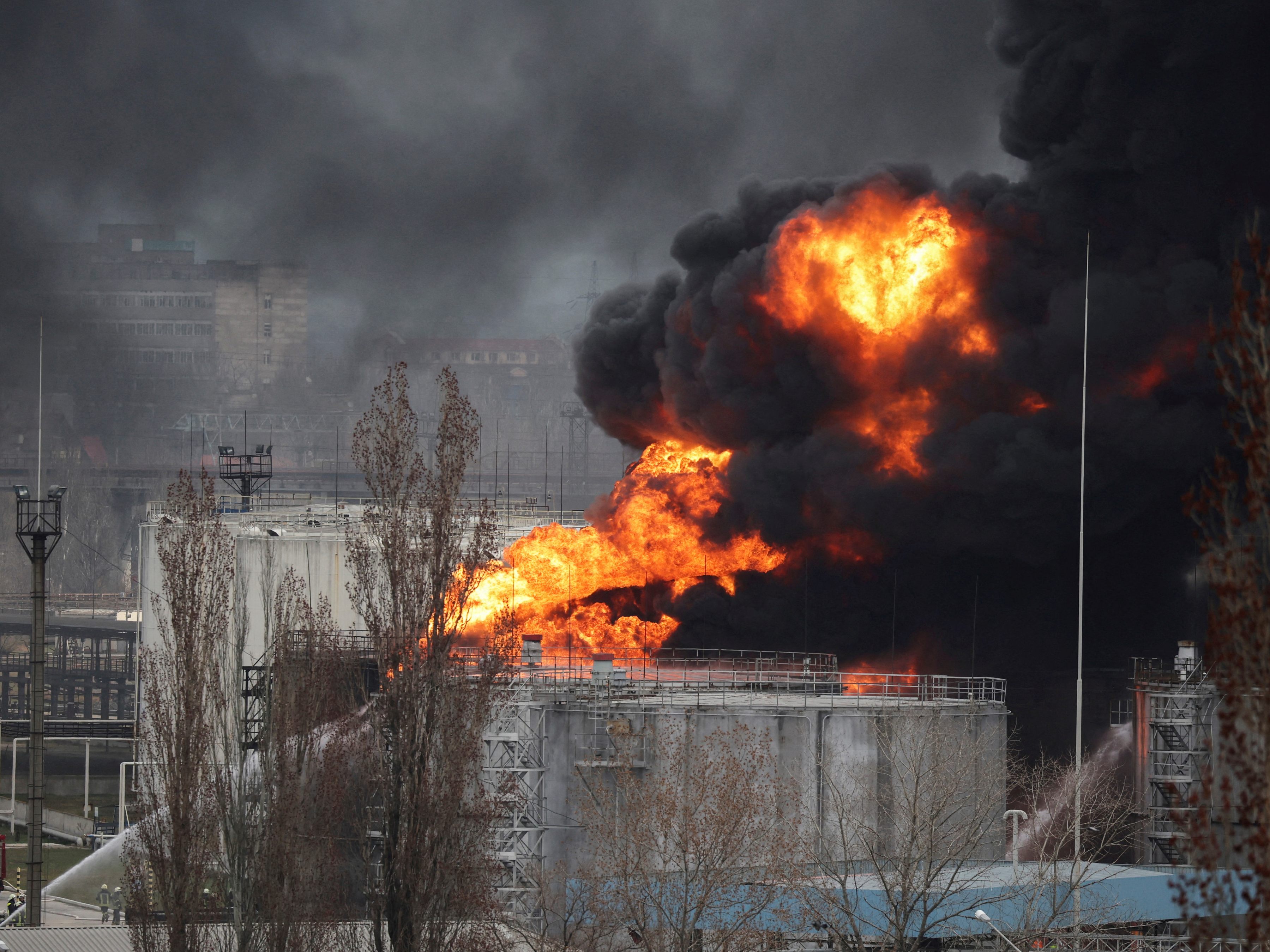 Eine Ölraffinerie nahe Odessa fing nach russischem Beschuss Feuer. Eine Ölraffinerie nahe Odessa fing nach russischem Beschuss Feuer.