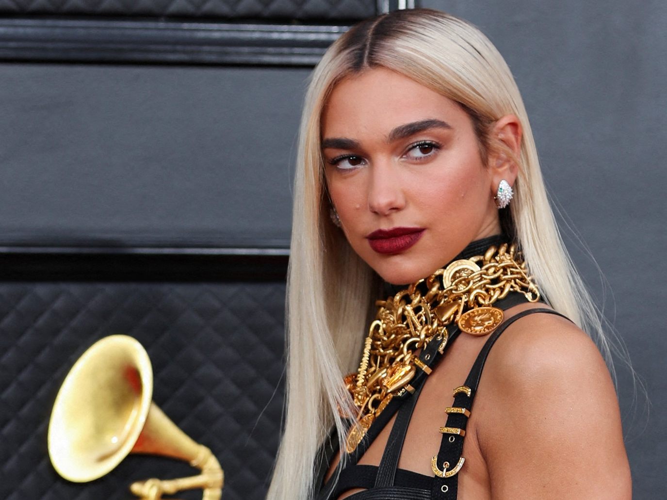 Dua Lipa bei den Grammys. Auch ungeschminkt ist die Sängerin wunderschön.