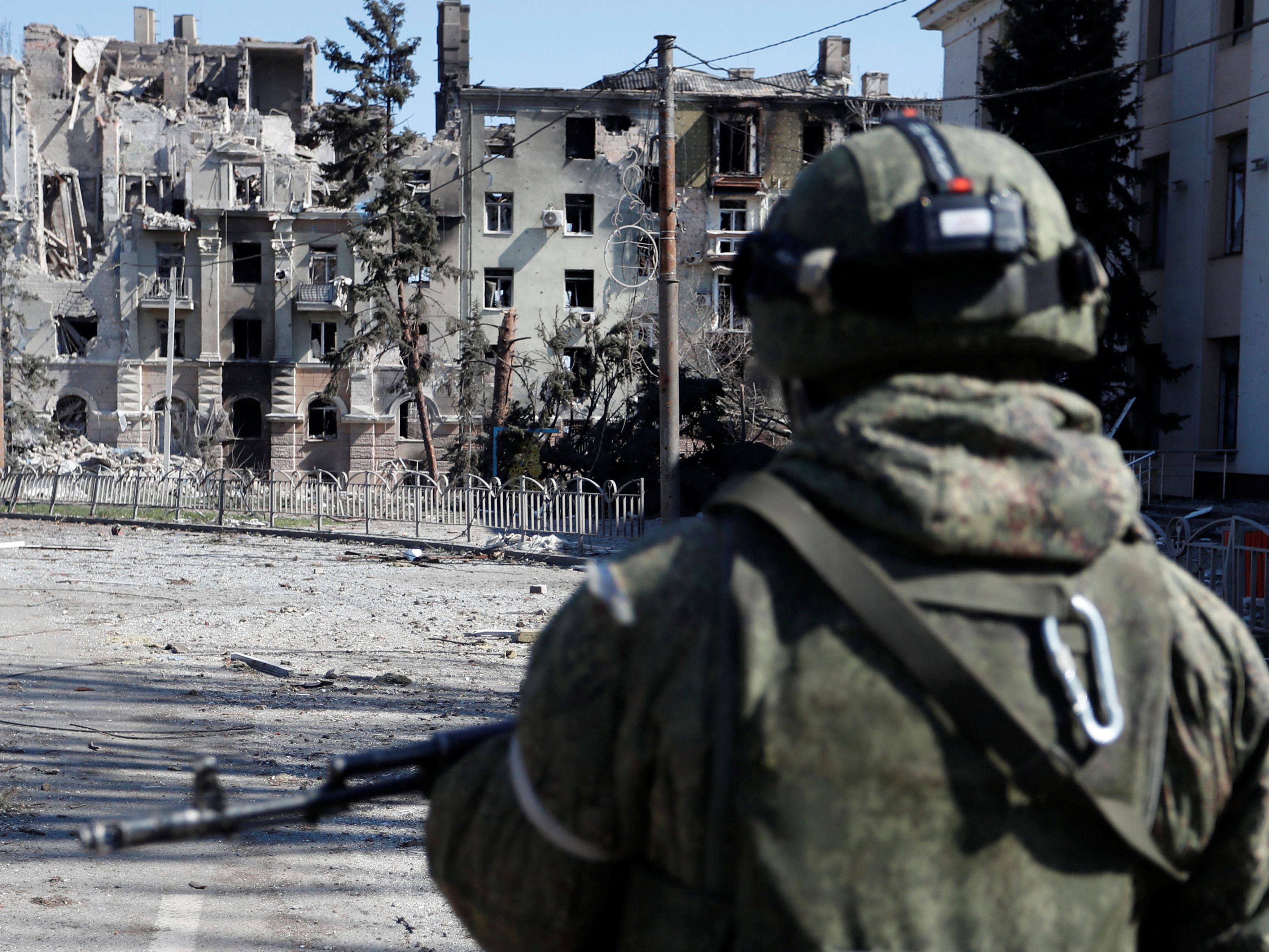 Das Foto zeigt einen Angehörigen der pro-russischen Truppen in Mariupol.