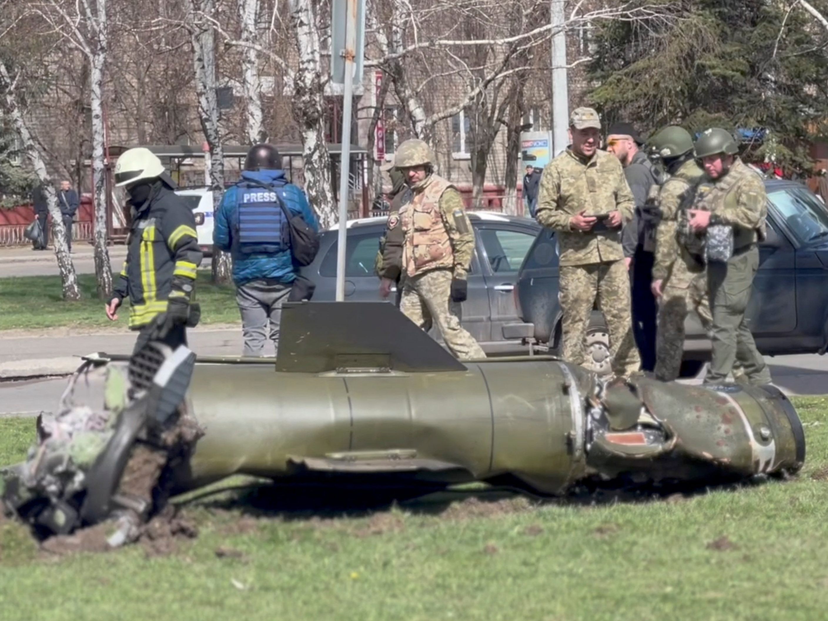 Ein russisches Geschoss in der Nähe des Bahnhofes in Kramatorsk in der Ukraine. Ein russisches Geschoss in der Nähe des Bahnhofes in Kramatorsk in der Ukraine.