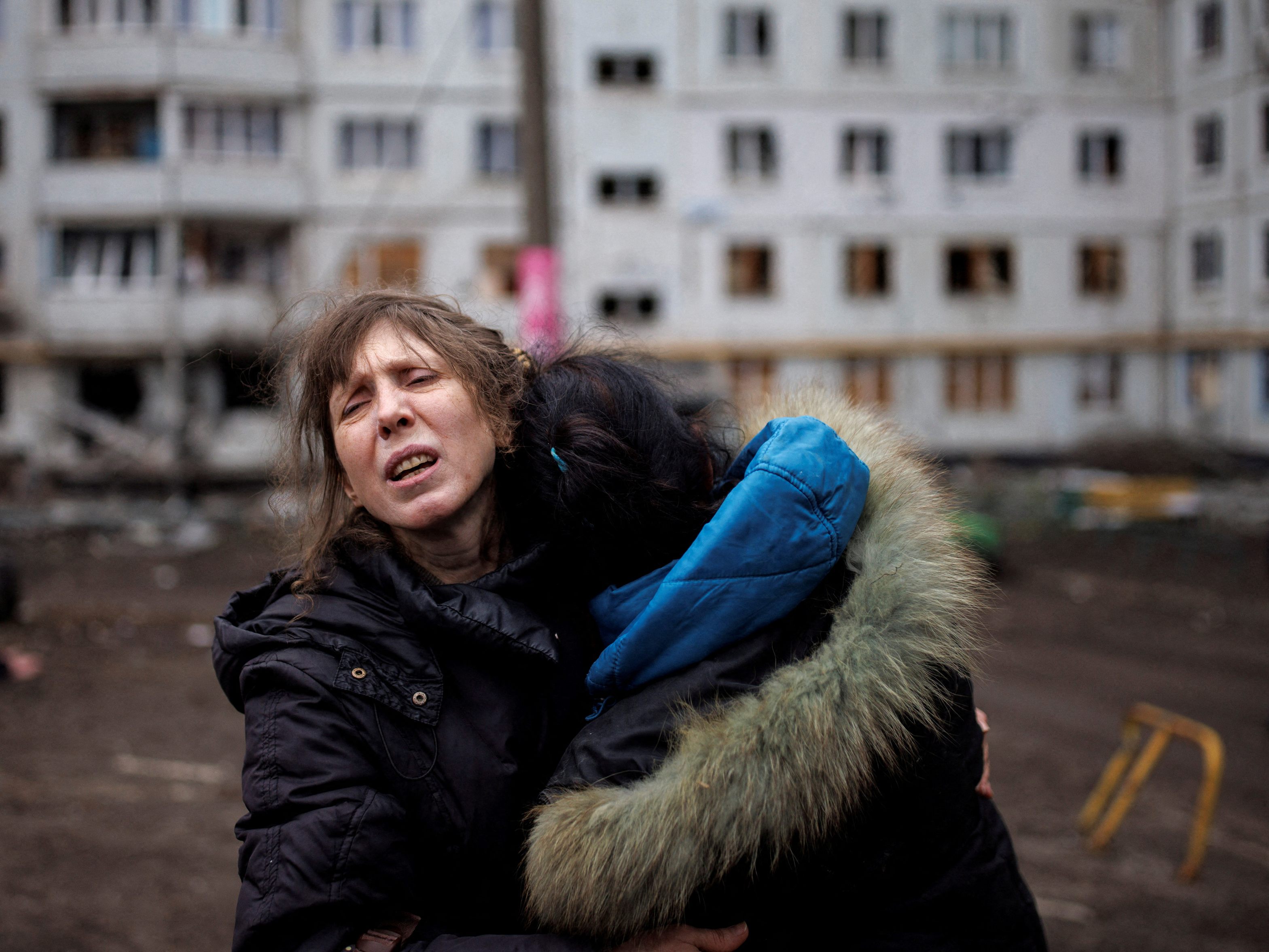 Eine Frau umarmt eine andere Frau in Charkiw. Die ukrainische Zivilbevölkerung leidet unter dem russischen Angriffskrieg. Eine Frau umarmt eine andere Frau in Charkiw. Die ukrainische Zivilbevölkerung leidet unter dem russischen Angriffskrieg.