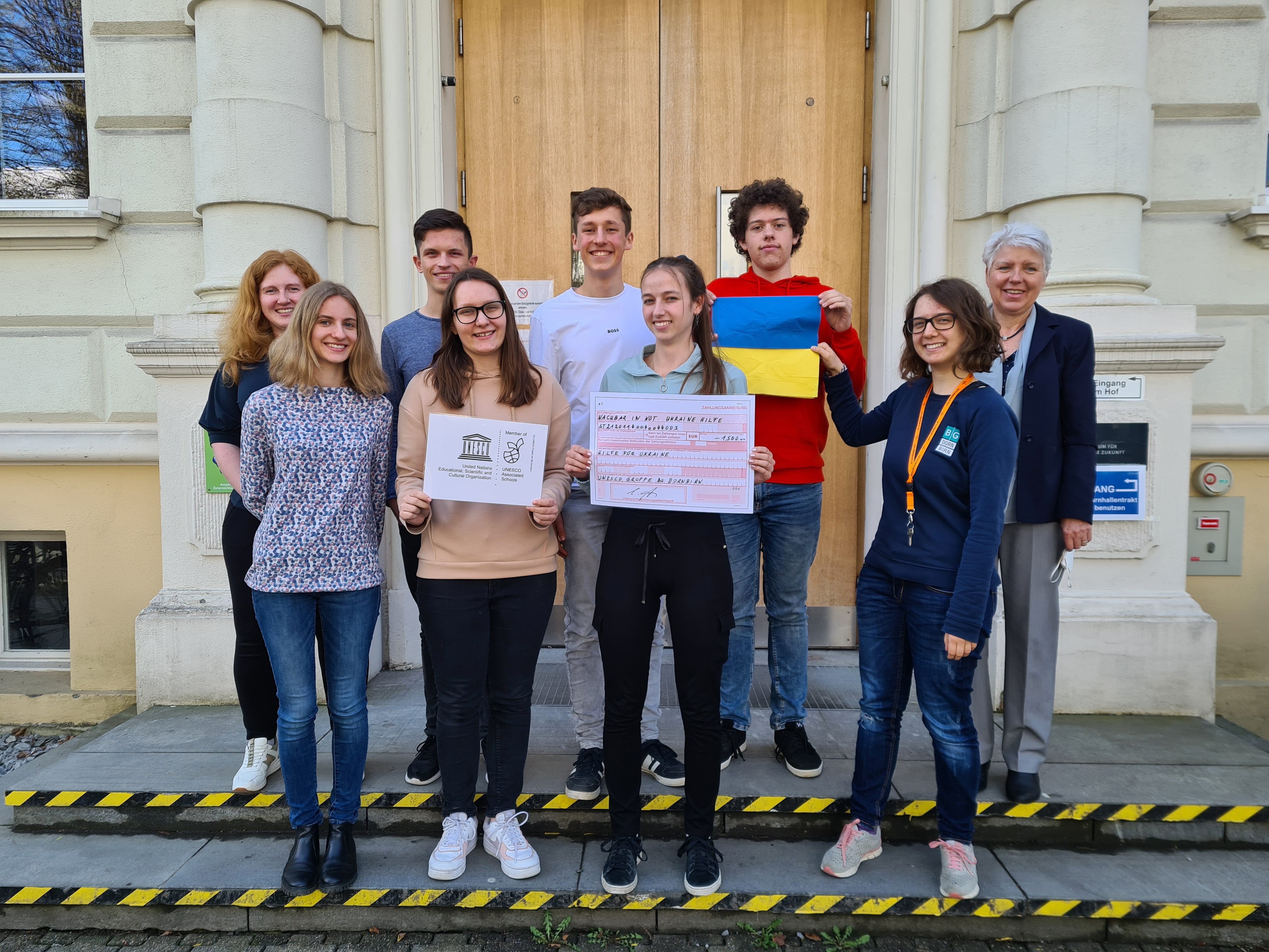 Die Schüler der UNESCO-Gruppe freuen sich, dass dank ihres Engagements ein so hoher Spendenbetrag zusammengekommen ist. Die Schüler der UNESCO-Gruppe freuen sich, dass dank ihres Engagements ein so hoher Spendenbetrag zusammengekommen ist.