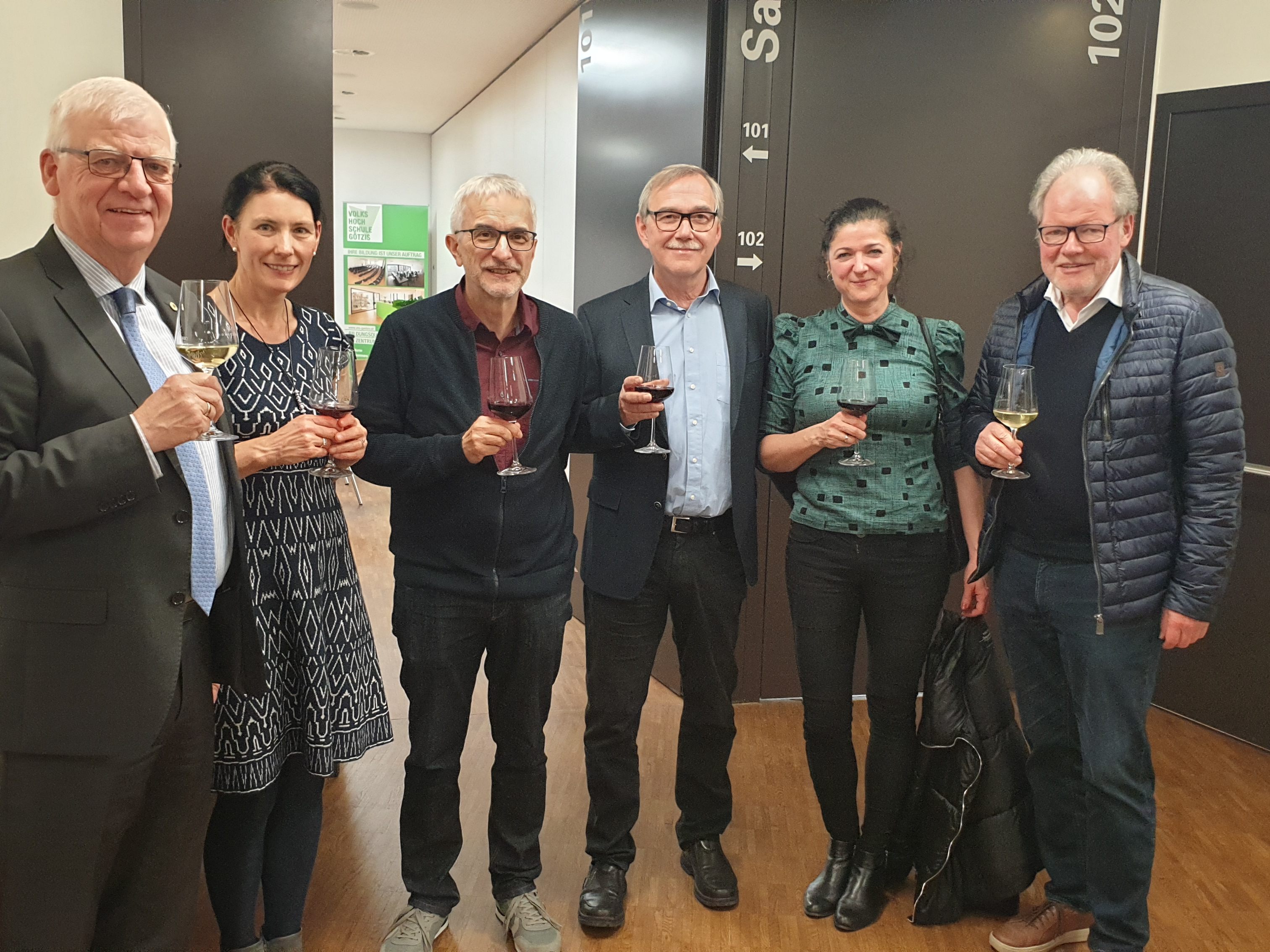 Obmann Wolfgang Türtscher, VHS Mitarbeiterin Michaela Hermann, Mag. Christof Dünser, Kassier Thomas Heinzle, VHS Mitarbeiterin Sylvia Hauser, Altbürgermeister Werner Huber. Obmann Wolfgang Türtscher, VHS Mitarbeiterin Michaela Hermann, Mag. Christof Dünser, Kassier Thomas Heinzle, VHS Mitarbeiterin Sylvia Hauser, Altbürgermeister Werner Huber.
