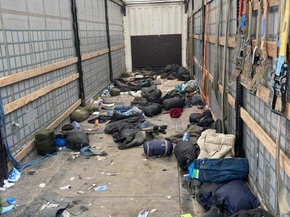 In diesem Anhänger, der auf der Westautobahn in Niederösterreich aufgefallen war, harrten 54 Flüchtlinge bei rund 40 Grad aus. In diesem Anhänger, der auf der Westautobahn in Niederösterreich aufgefallen war, harrten 54 Flüchtlinge bei rund 40 Grad aus.