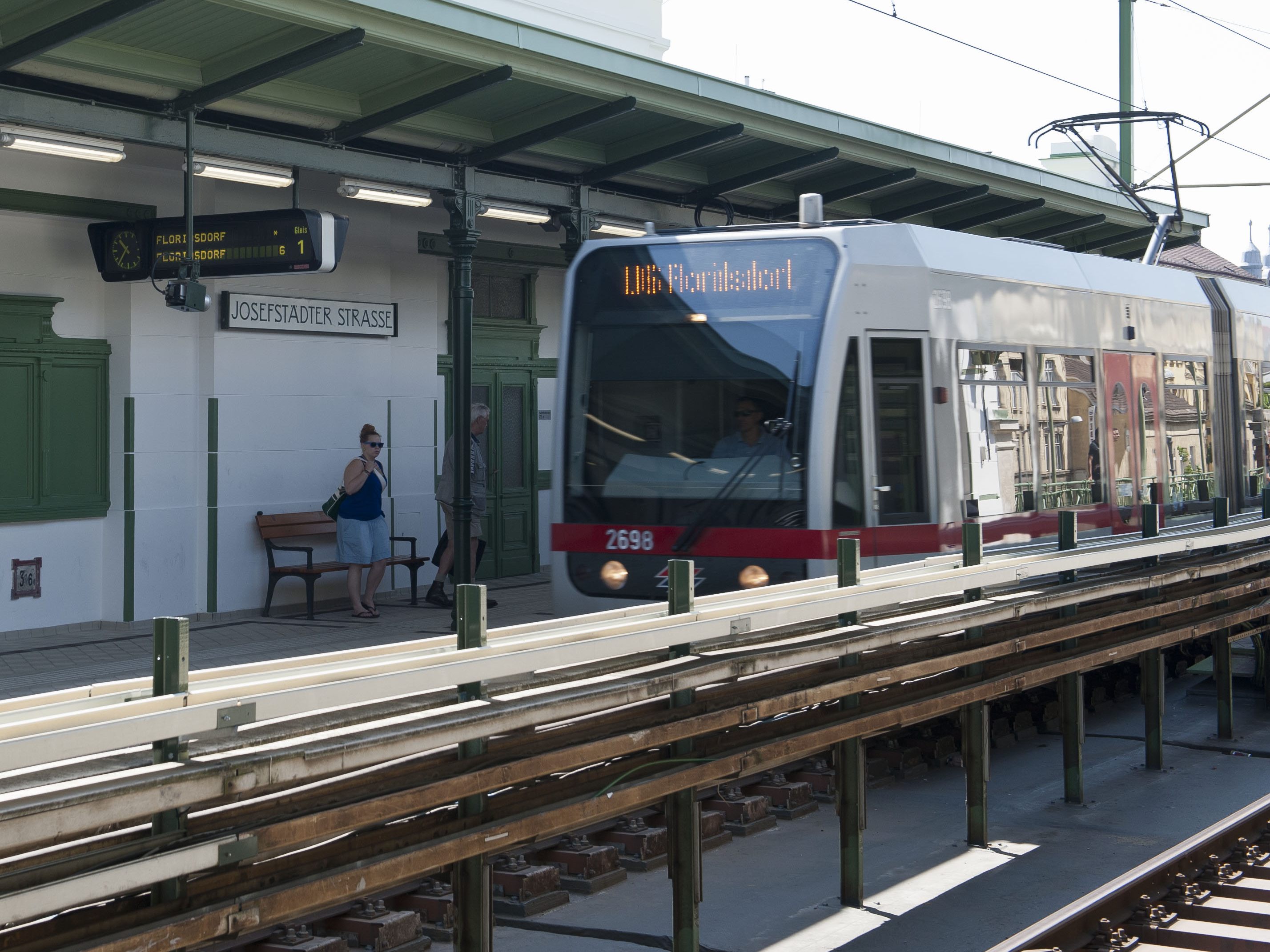 Beide Männer stiegen in der U6-Station Josefstädter Straße aus, das Opfer alarmierte die Polizei. Beide Männer stiegen in der U6-Station Josefstädter Straße aus, das Opfer alarmierte die Polizei.