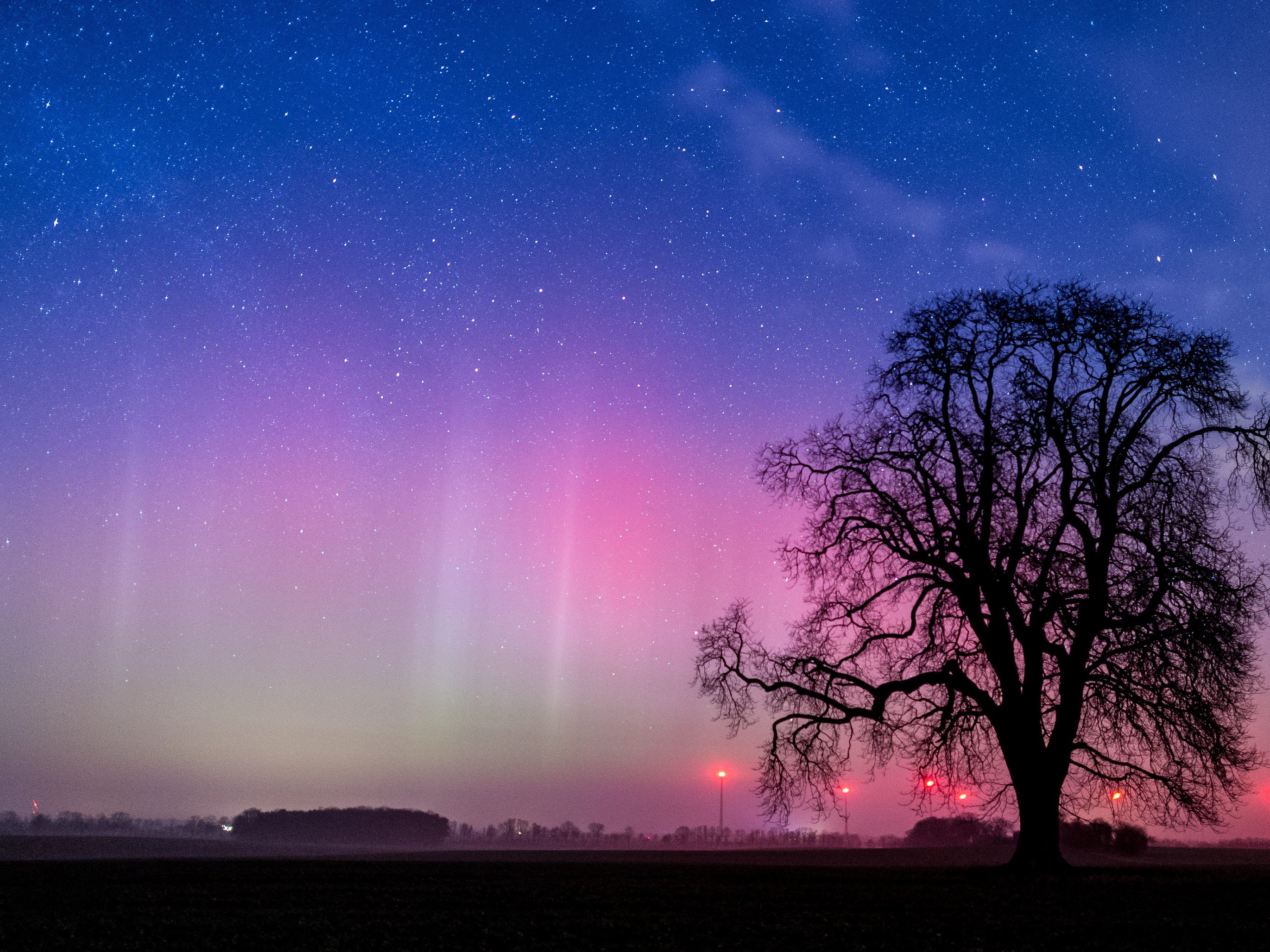 Wenn ein Sonnensturm auf die Erde zurast, kann das unter anderem die Polarlichter beeinflussen Wenn ein Sonnensturm auf die Erde zurast, kann das unter anderem die Polarlichter beeinflussen