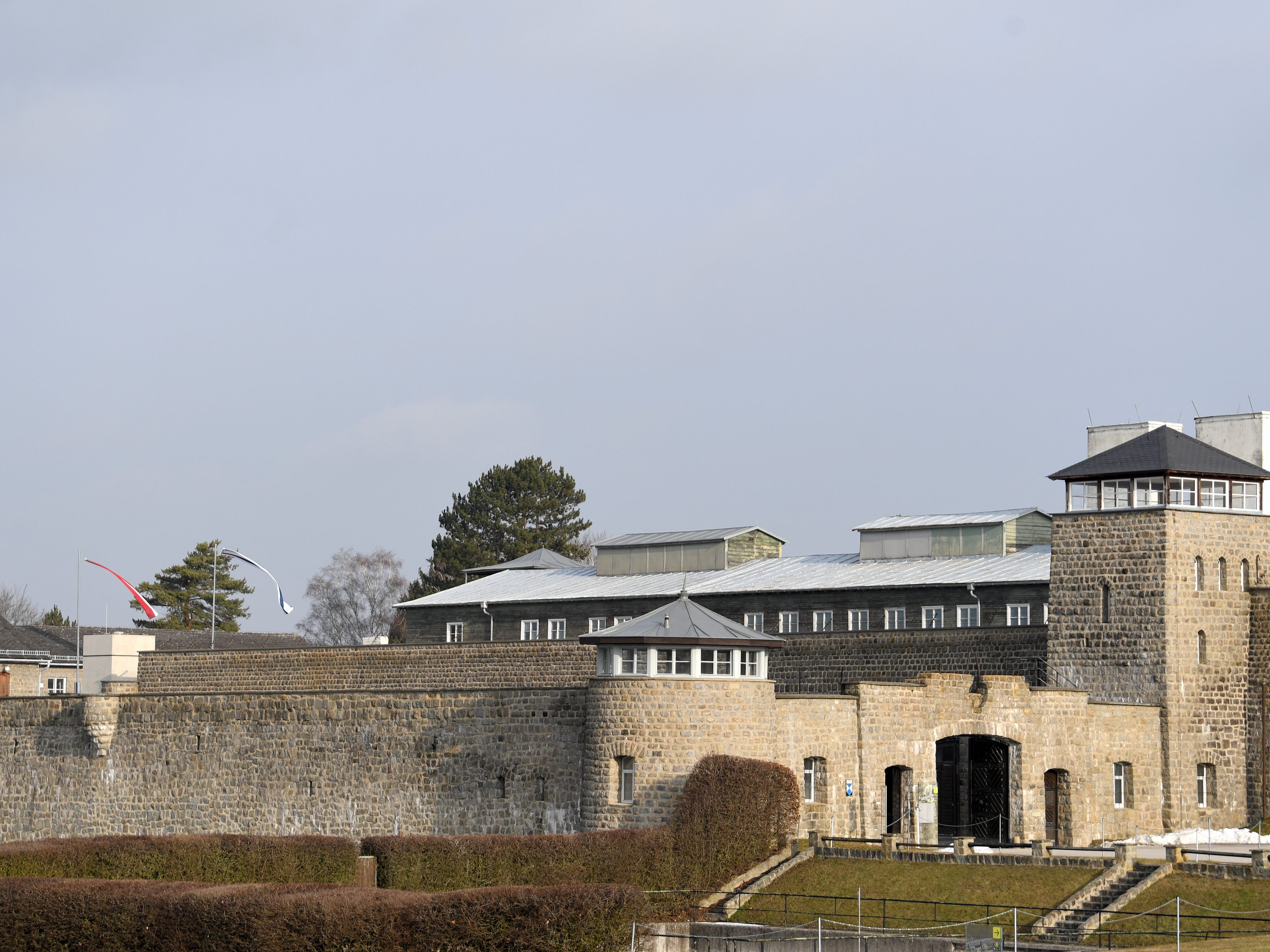 Das frühere KZ Mauthausen wurde 1947 mit einer Auflage an die Republik Österreich übergeben. Das frühere KZ Mauthausen wurde 1947 mit einer Auflage an die Republik Österreich übergeben.