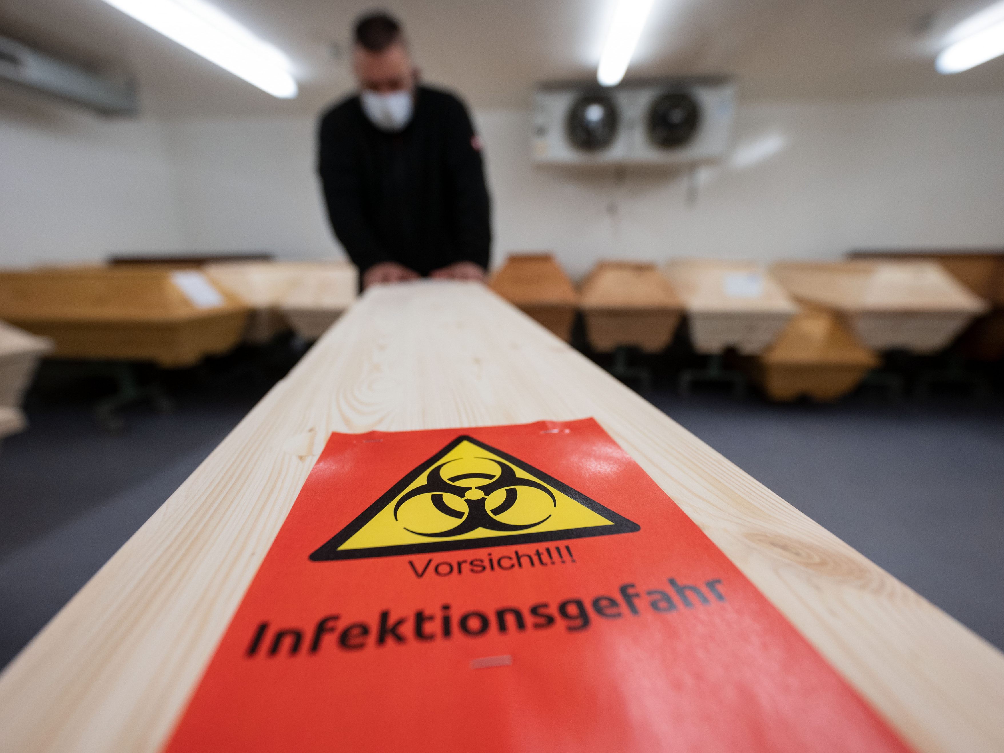 Das Österreichische Gesundheitsministerium meldete am Dienstag weitere 3.412 Corna-Todesfälle nach. Das Österreichische Gesundheitsministerium meldete am Dienstag weitere 3.412 Corna-Todesfälle nach.