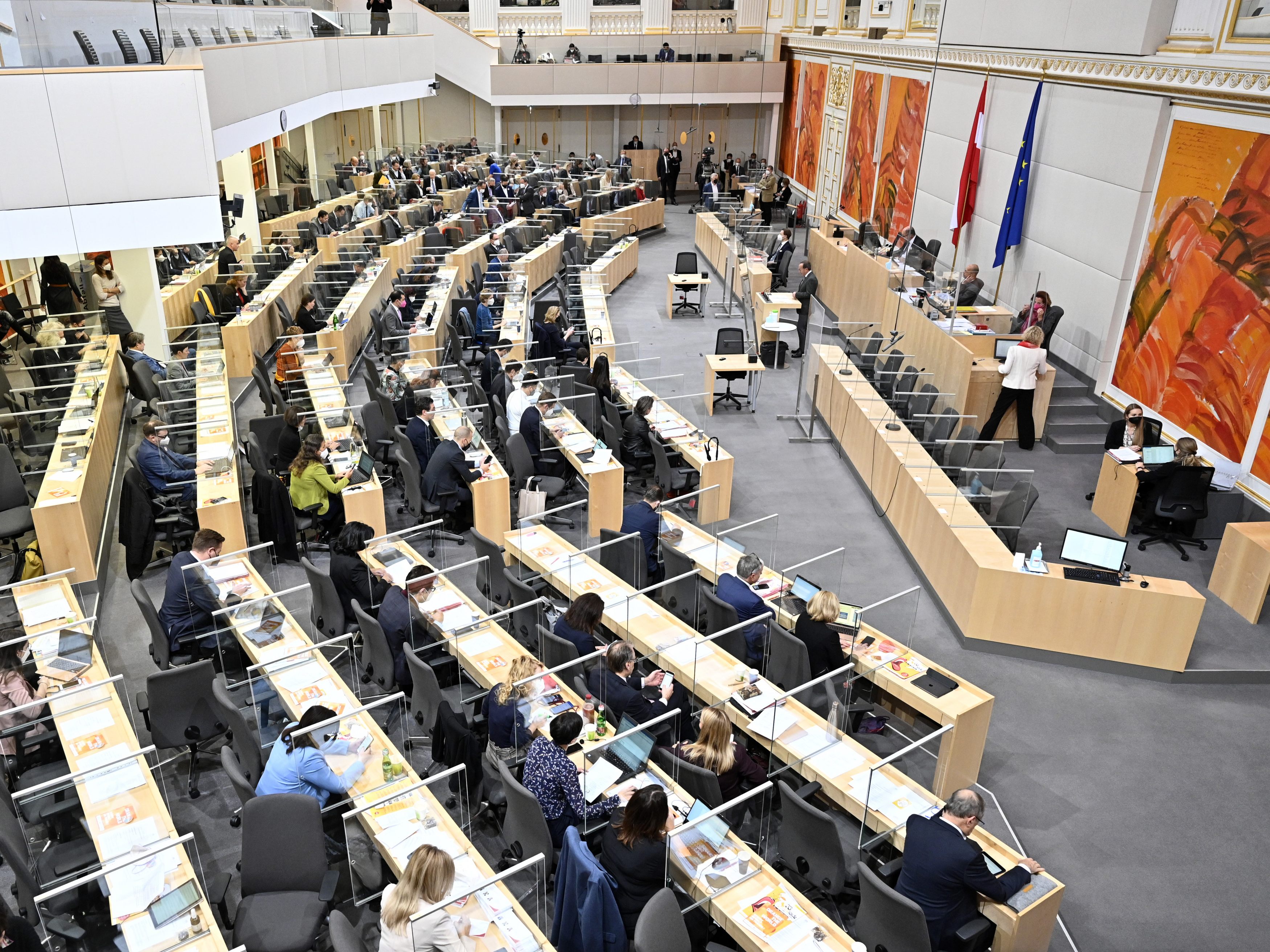 Der Gesundheitsausschuss verlängerte das Covid-Maßnahmengesetz.