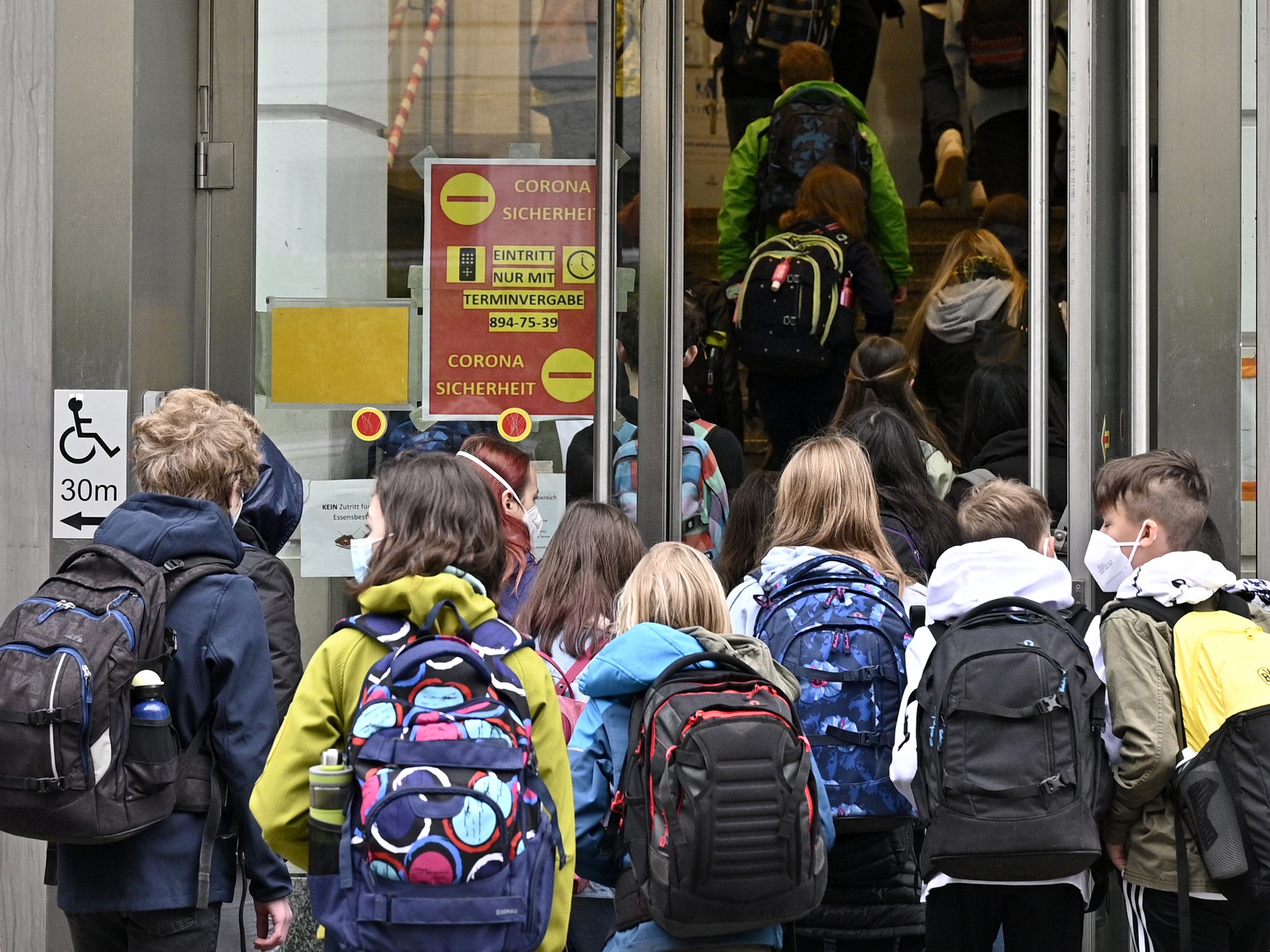 Für Schüler fällt die Maskenpflicht ab heute komplett weg.