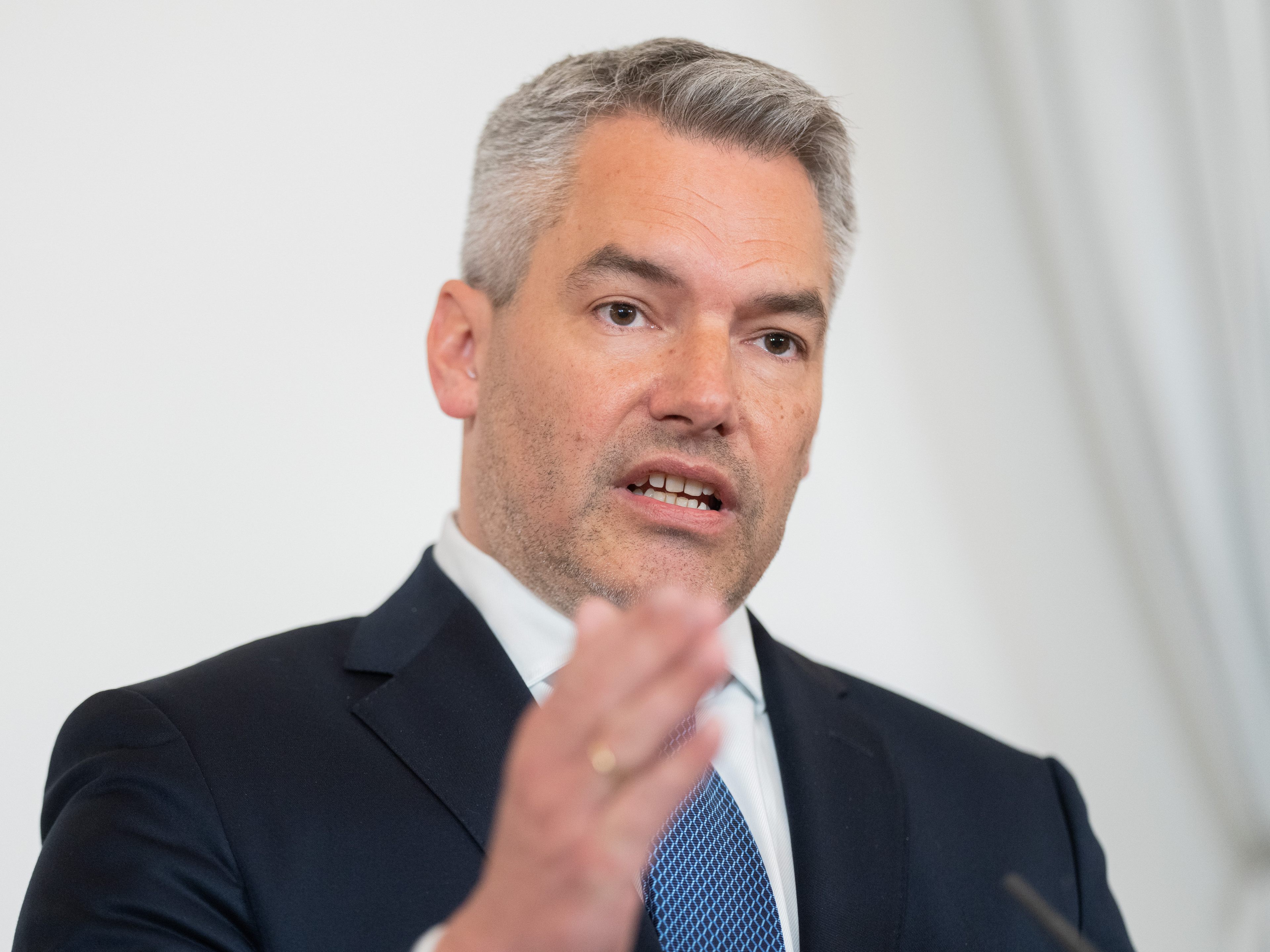 Nehammer stellt klar: Österreich zahlt russisches Gas weiter in Euro Nehammer stellt klar: Österreich zahlt russisches Gas weiter in Euro