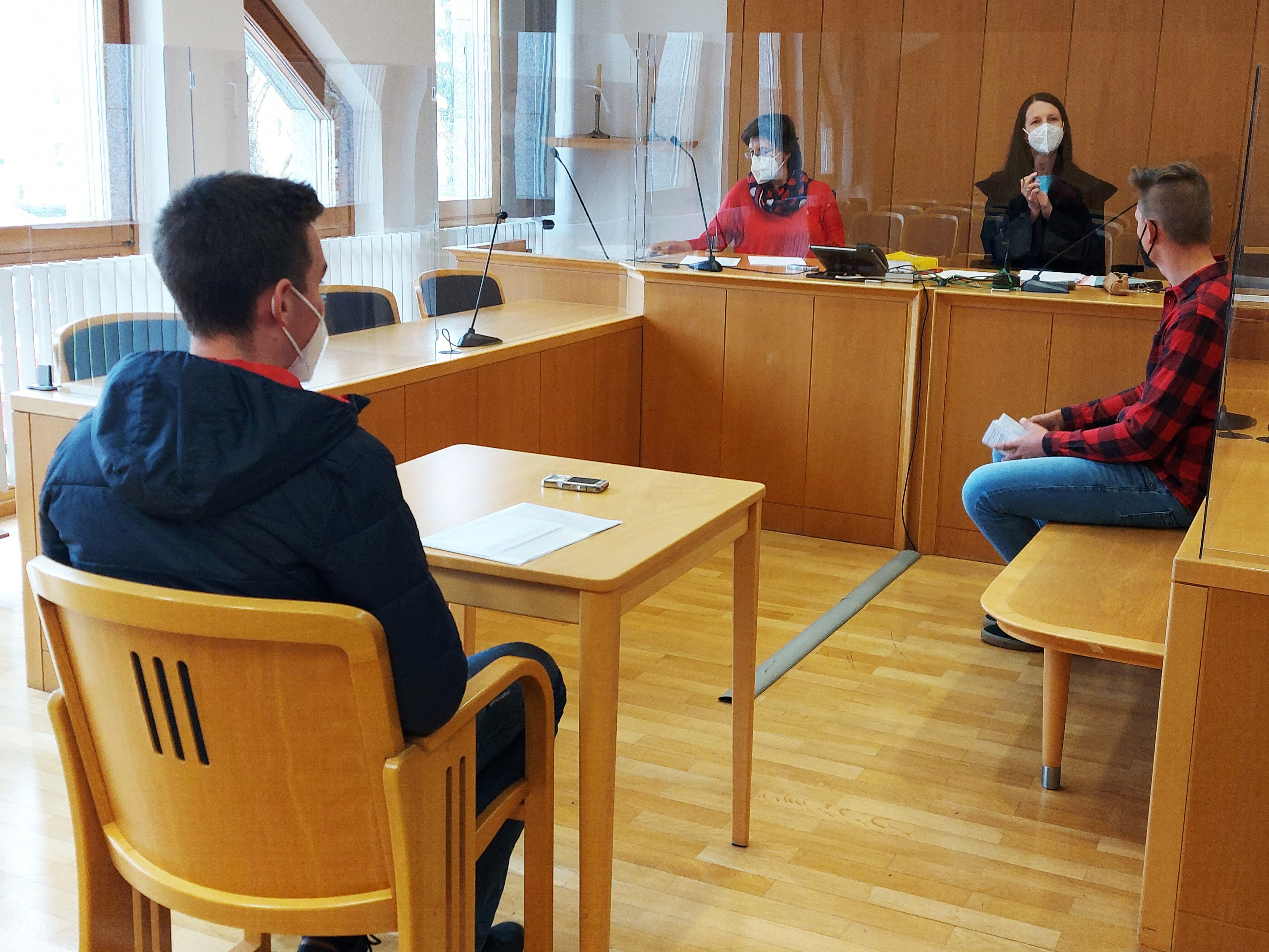 Die beiden Freunde am Landesgericht Steyr: Beide gestanden "den Blödsinn", erhielten dafür aber keine Strafe Die beiden Freunde am Landesgericht Steyr: Beide gestanden "den Blödsinn", erhielten dafür aber keine Strafe