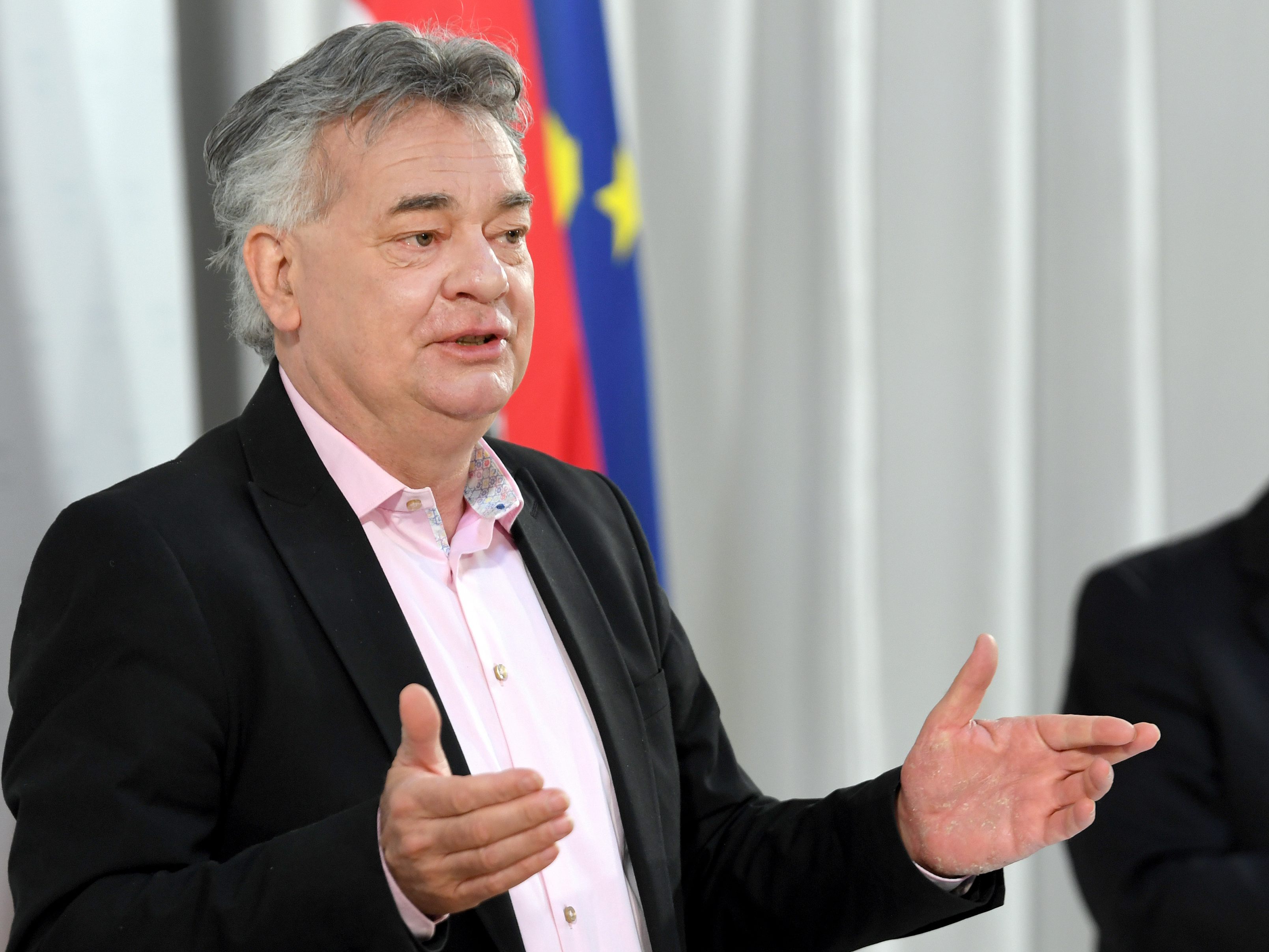 Vizekanzler Werner Kogler präsentiert bei einer PK die aktuelle Studie des Institutes für Sportökonomie