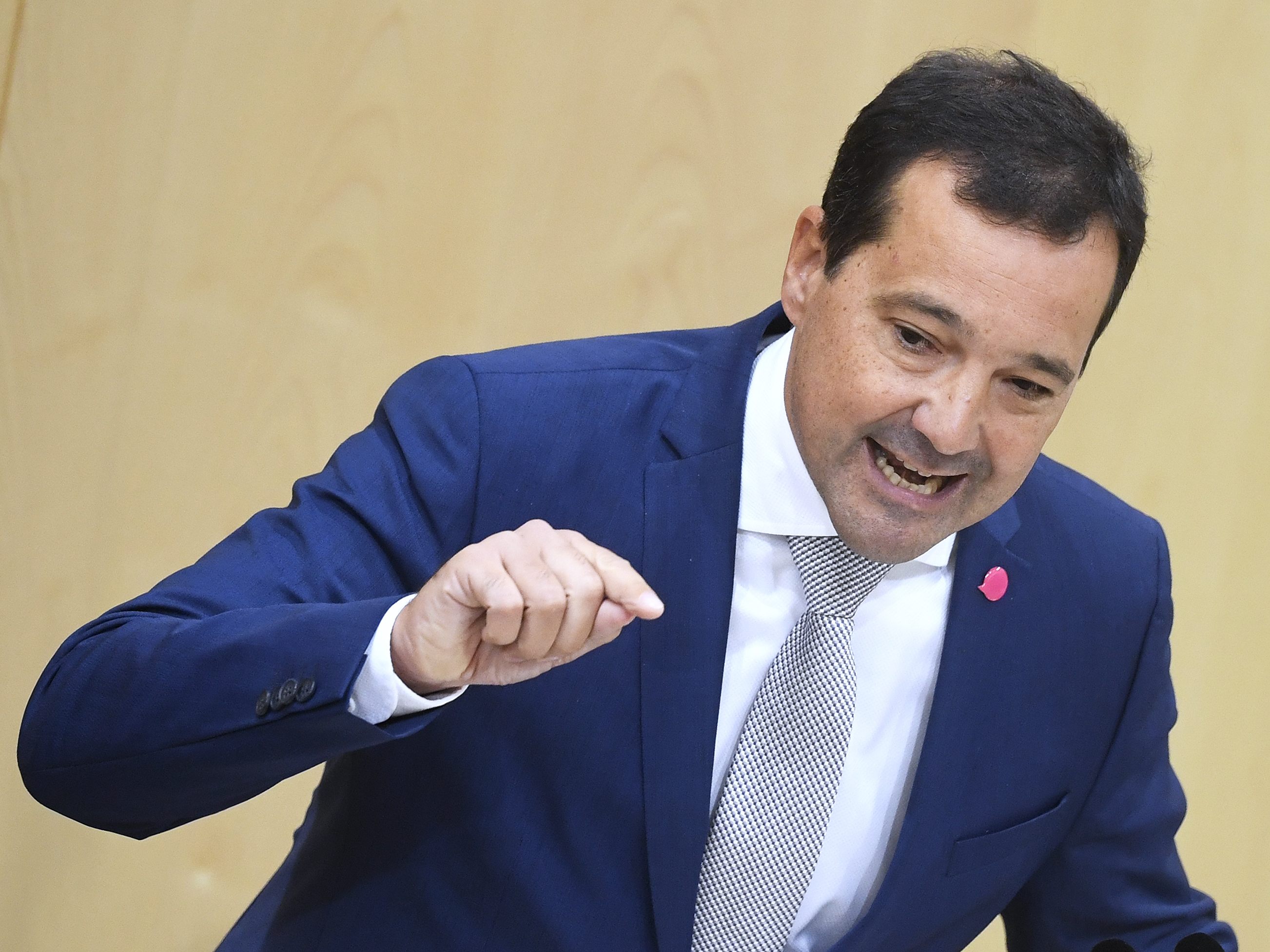 NEOS Abgeordneter Gerald Loacker kritisierte den österreichsichen "Sonderweg" beim Thema Corona. NEOS Abgeordneter Gerald Loacker kritisierte den österreichsichen "Sonderweg" beim Thema Corona.