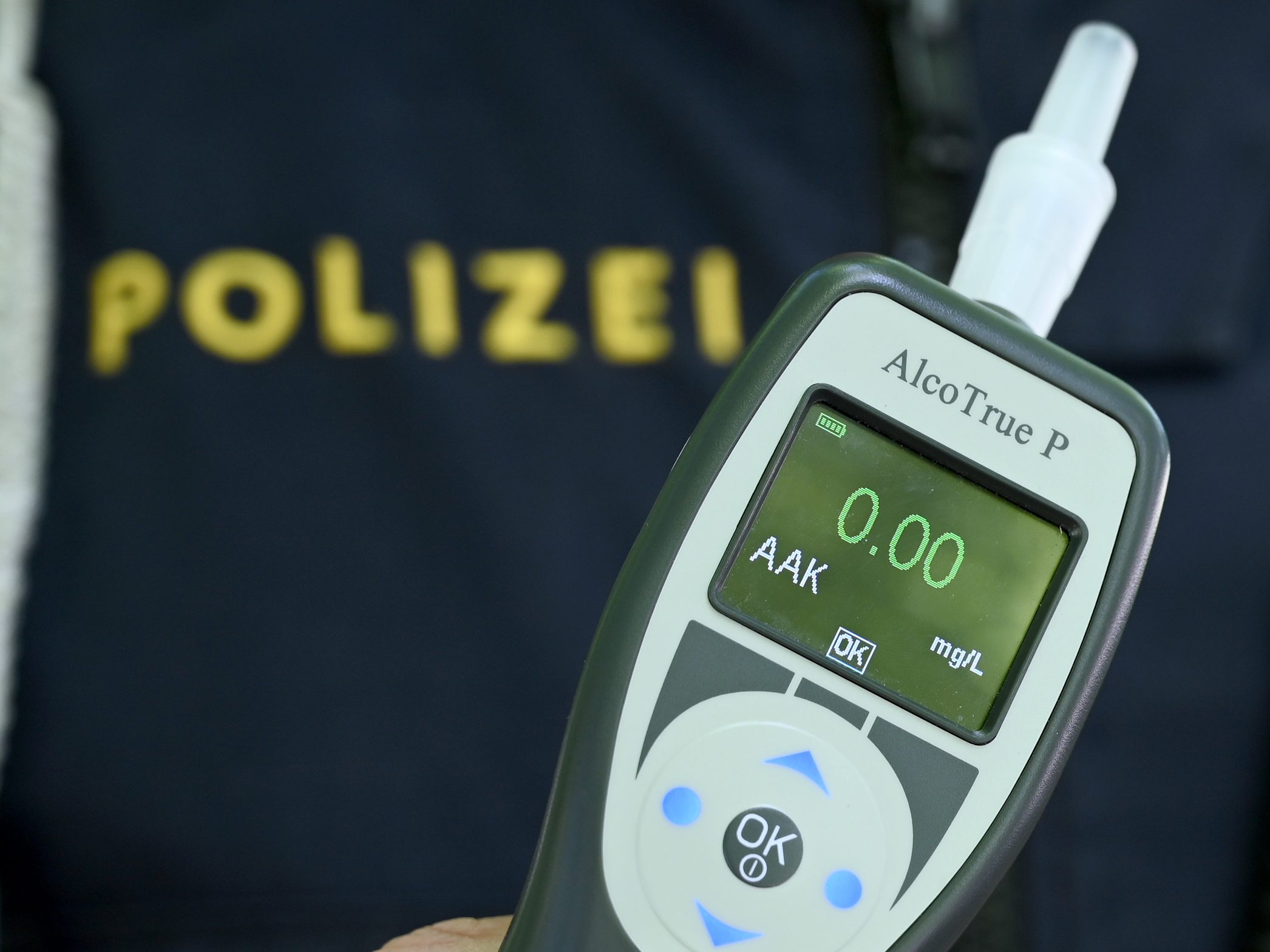 Ein alkoholisierter Autofahrer schliff einen 19-Jährigen in Wien auf seiner Motorhaube mit.