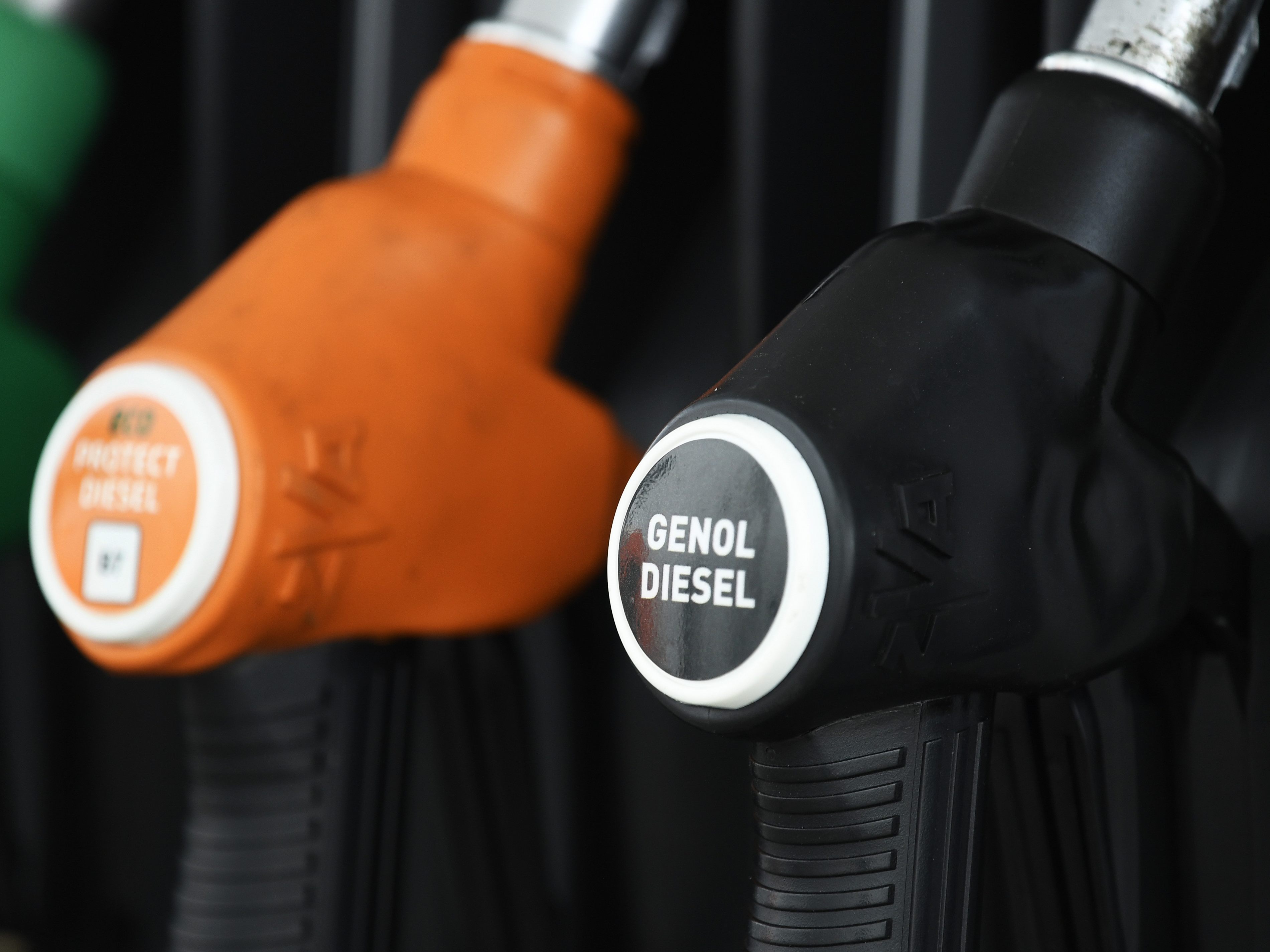 Diesel wieder über zwei Euro in Deutschland.