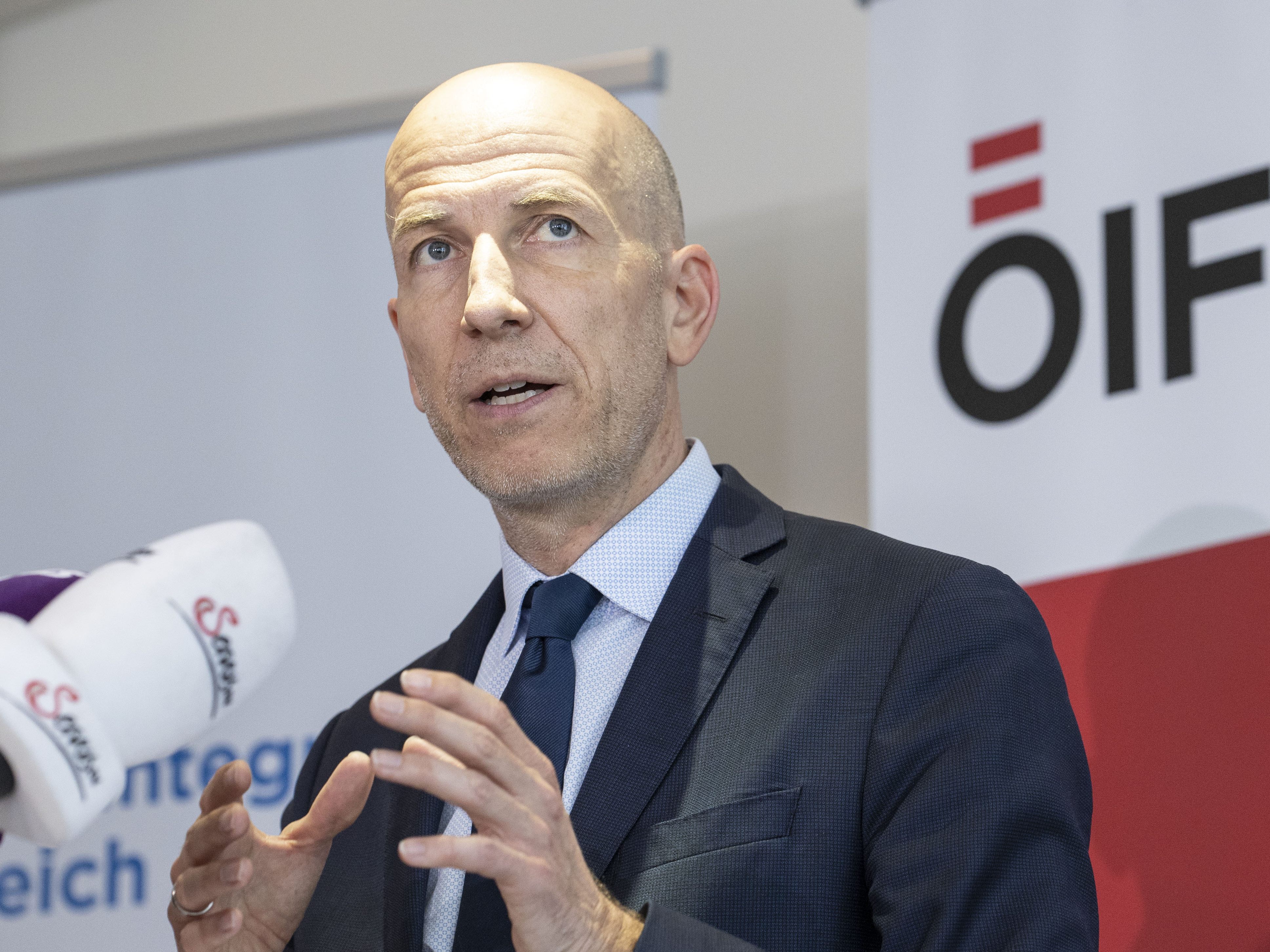 Laut Arbeitsminister Martin Kocher (ÖVP) sinkt die Arbeitslosigkeit in Österreich nur schwach. Laut Arbeitsminister Martin Kocher (ÖVP) sinkt die Arbeitslosigkeit in Österreich nur schwach.