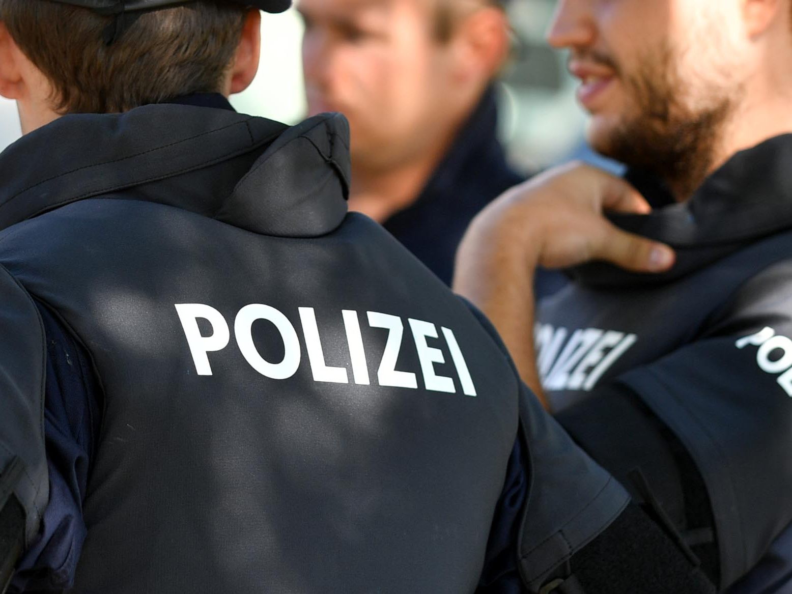 Zeugen riefen die Polizei wegen eines Mannes mit vermeintlicher Schusswaffe in der U-Bahnstation Schwedenplatz. Zeugen riefen die Polizei wegen eines Mannes mit vermeintlicher Schusswaffe in der U-Bahnstation Schwedenplatz.