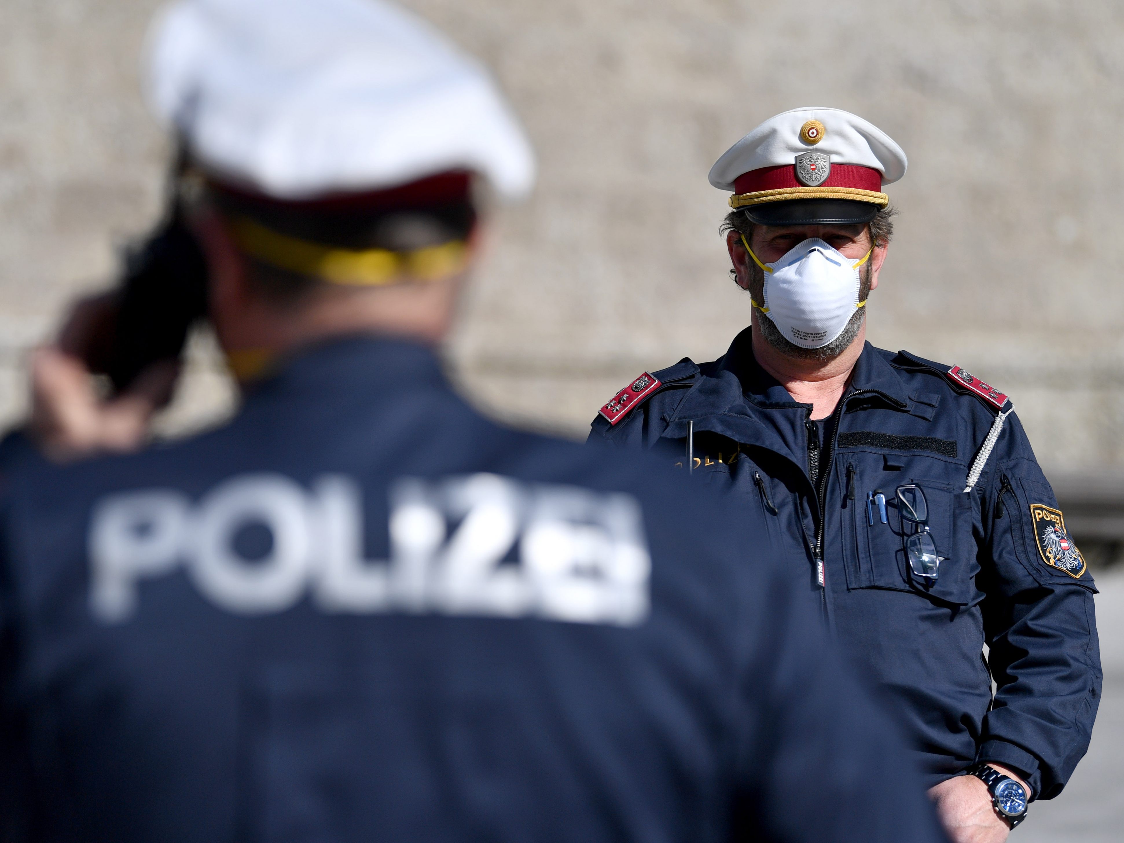 Zwei Männer überfielen am Donnerstag zwei Jugendliche am Wiener Handelskai. Die Polizei bittet um Hinweise. Zwei Männer überfielen am Donnerstag zwei Jugendliche am Wiener Handelskai. Die Polizei bittet um Hinweise.