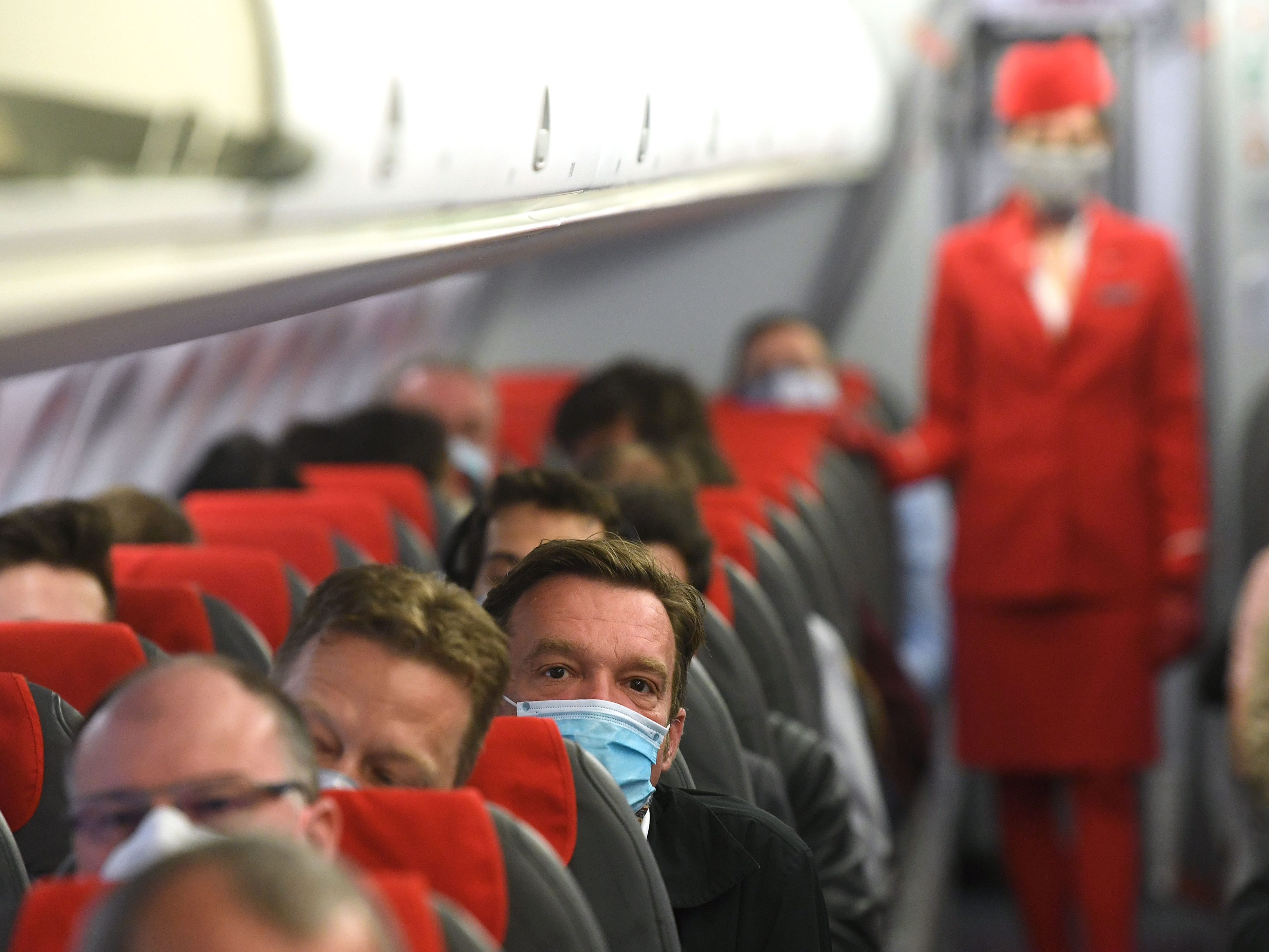 AUA behält Maskenpflicht an Flugzeug-Bord bei.