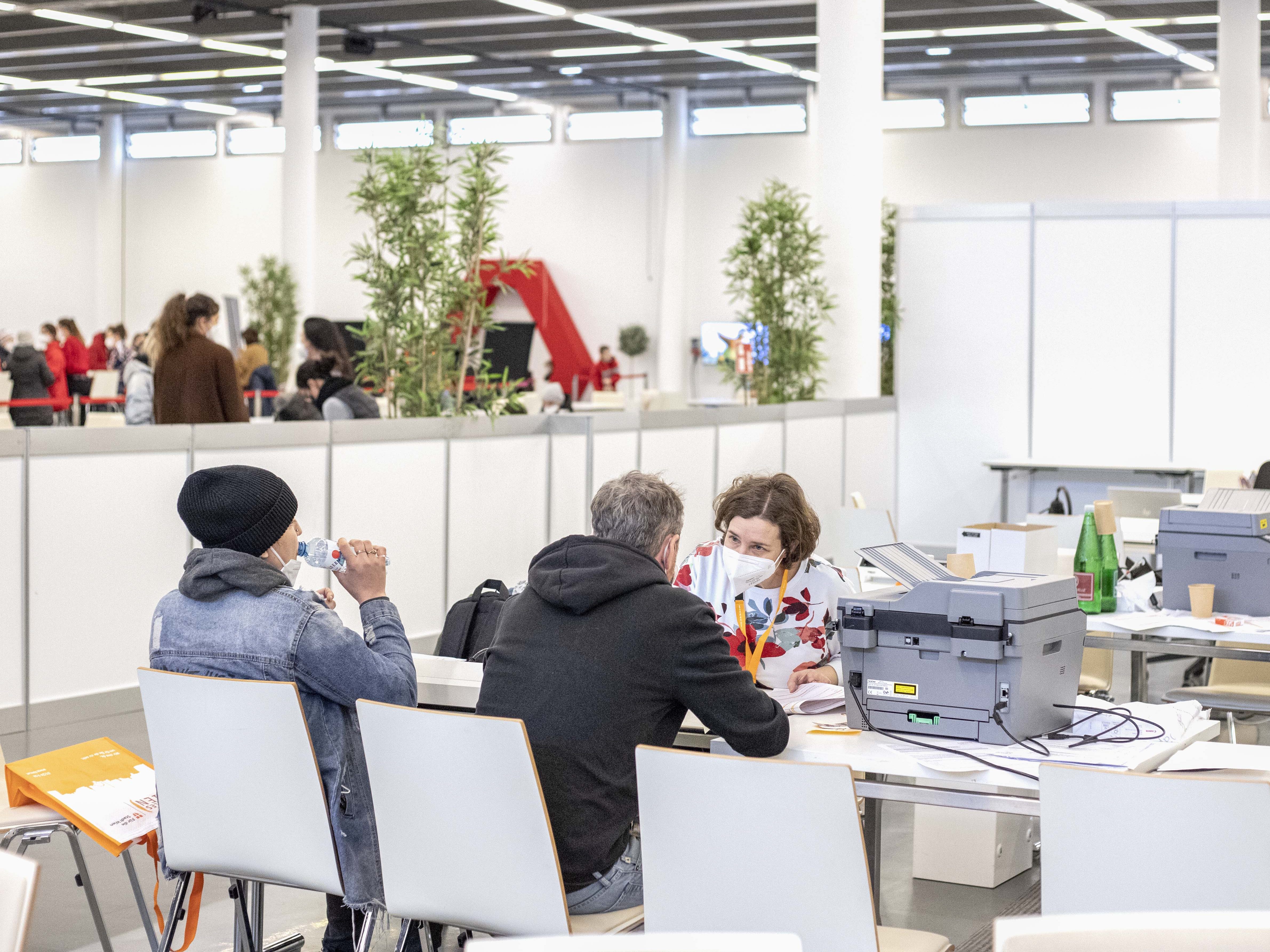 Geflüchtete Menschen und Mitarbeiter der Hilfsorganisationen im Beratungszentrum für aus der Ukraine Geflüchtete im Austria Center Vienna (ACV) in Wien. Geflüchtete Menschen und Mitarbeiter der Hilfsorganisationen im Beratungszentrum für aus der Ukraine Geflüchtete im Austria Center Vienna (ACV) in Wien.