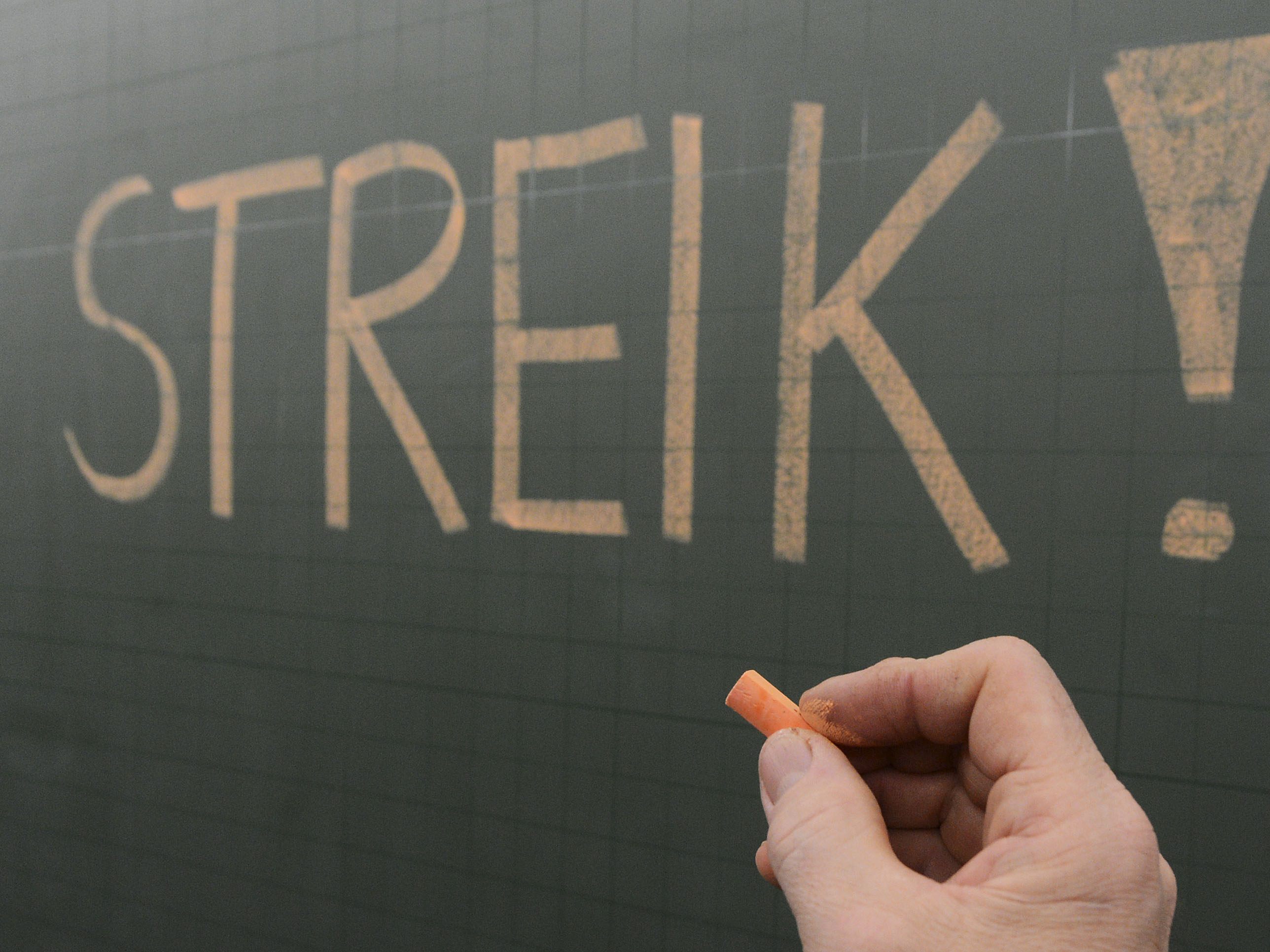 Die Gewerkschaft kündigte Warnstreiks an. Die Gewerkschaft kündigte Warnstreiks an.