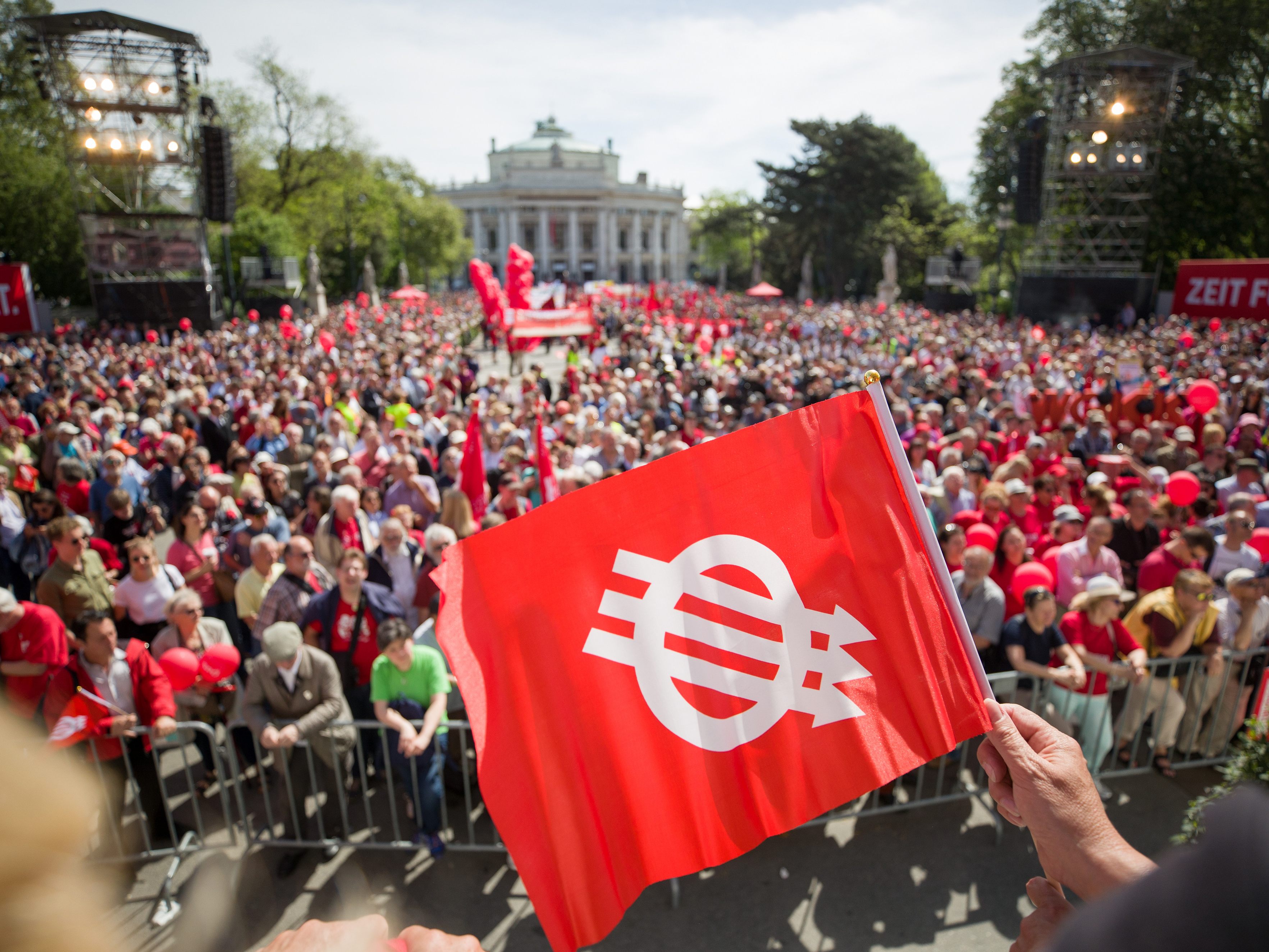 Der 1. Mai 2022 wird mit roten und blauen Comebacks gefeiert - etwa mit dem traditionellen Mai-Aufmarsch in Wien Der 1. Mai 2022 wird mit roten und blauen Comebacks gefeiert - etwa mit dem traditionellen Mai-Aufmarsch in Wien