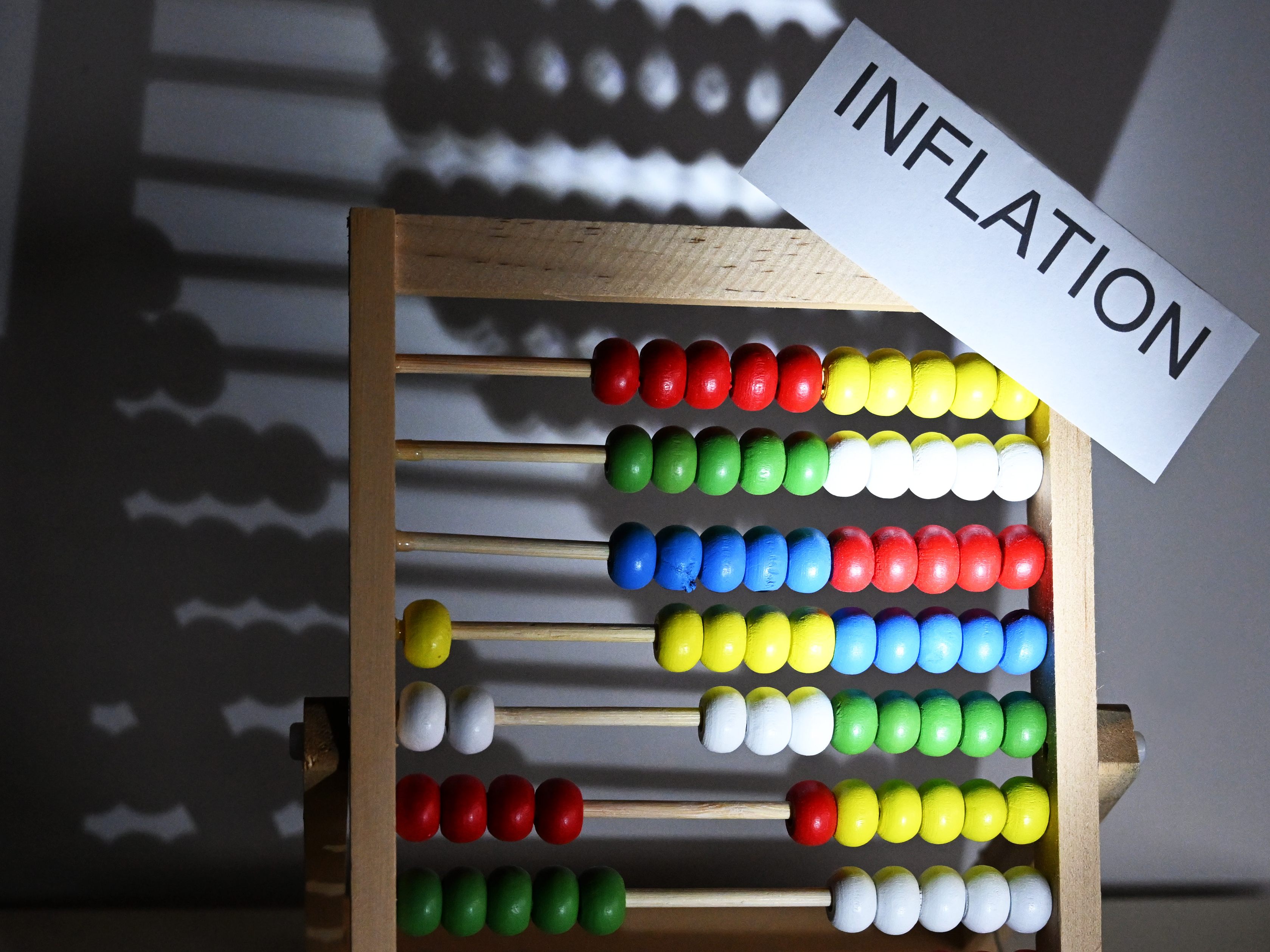 Die Österreicher leiden immer mehr unter der hohen Inflation.