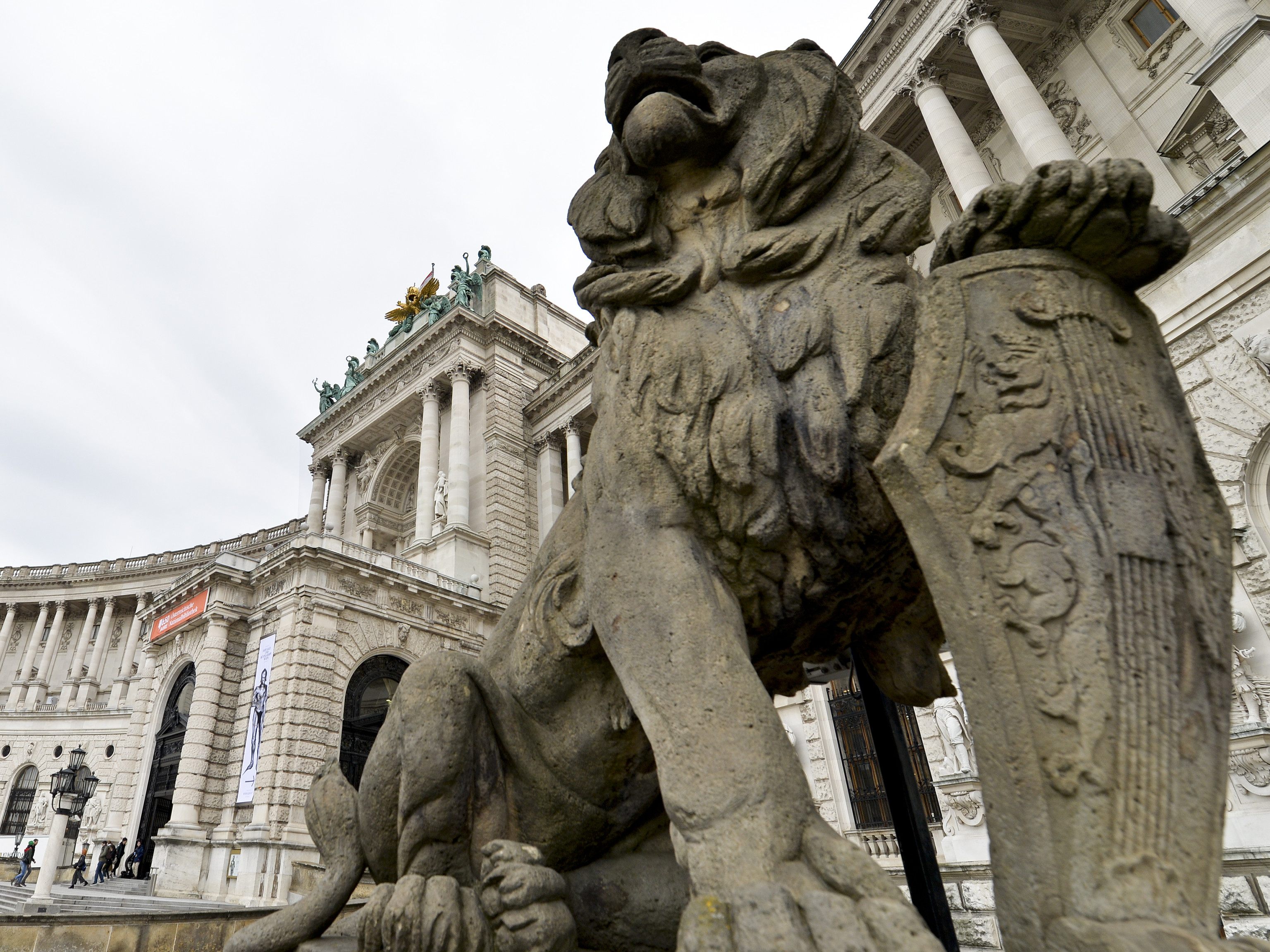 Die kostenlosen Rundgänge am Wiener Heldenplatz finden im Vorfeld des 8. Mais statt. Die kostenlosen Rundgänge am Wiener Heldenplatz finden im Vorfeld des 8. Mais statt.