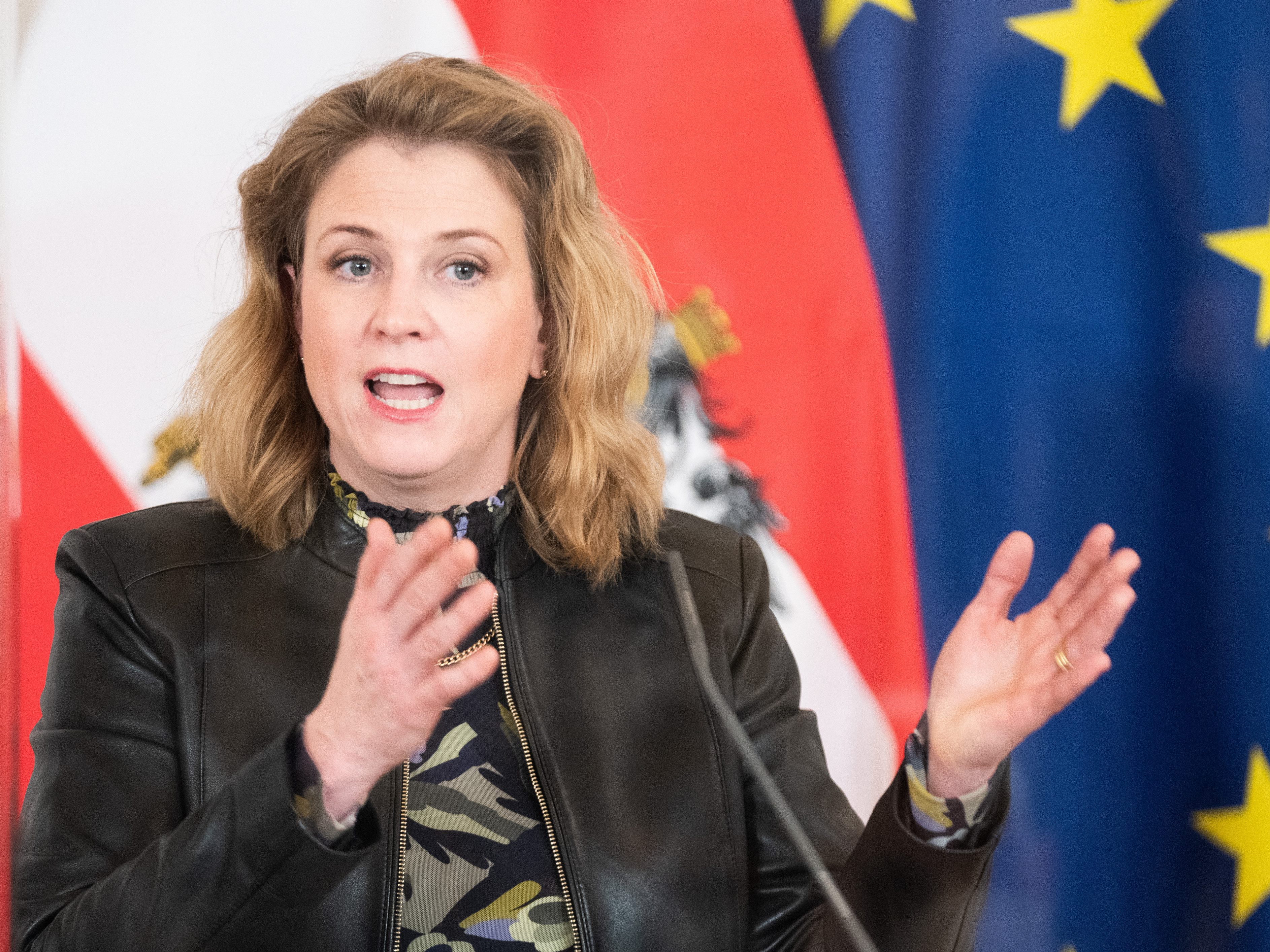Die NEOS attestieren der Energieministerin eine "Schockstarre". Die NEOS attestieren der Energieministerin eine "Schockstarre".