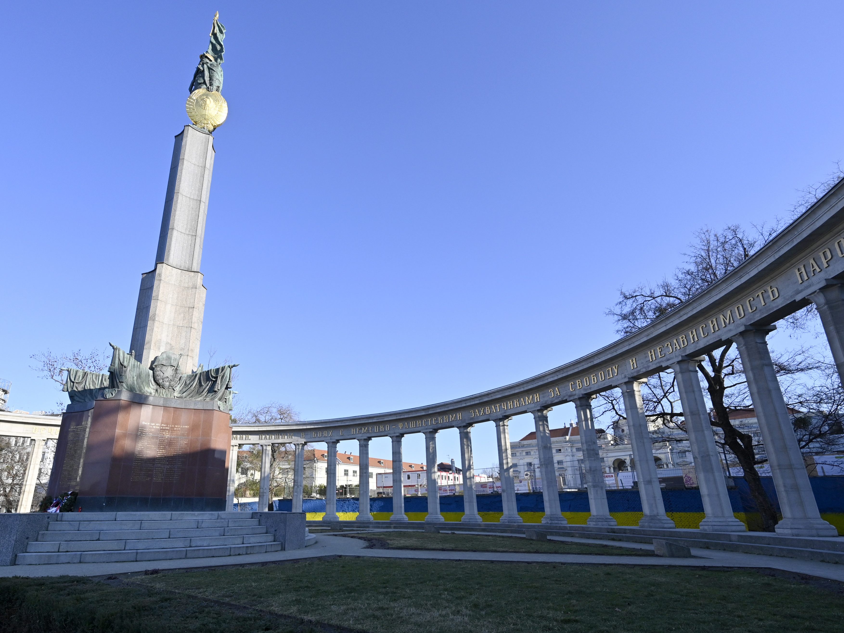 Ein Bild des Denkmals vom 1. März. Cirka ein Monat später gab es eine ukrainische Protestaktion am Wiener Schwarzenbergplatz.