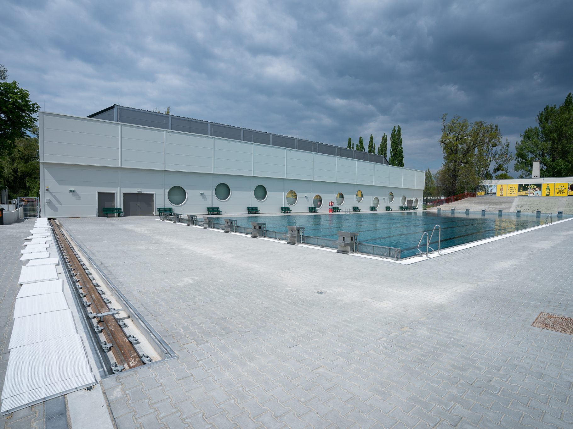 Ein Becken im Stadionbad in Wien-Leopoldstadt wird in der Wintersaison zum Hallenbad. Ein Becken im Stadionbad in Wien-Leopoldstadt wird in der Wintersaison zum Hallenbad.