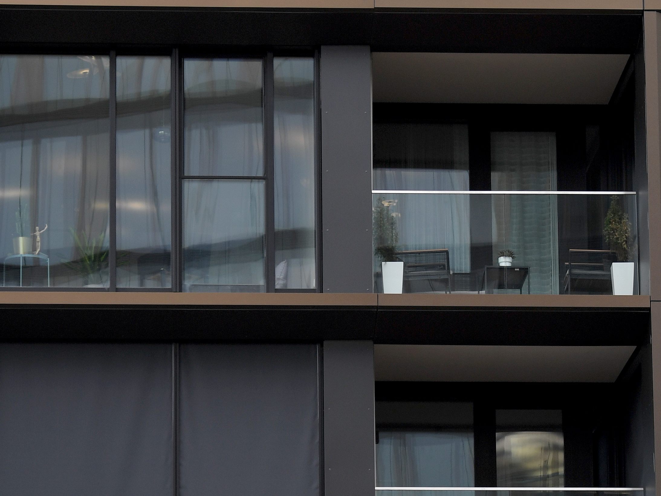 Auf der Flucht vor der Polizei sprangen zwei Männer von einem Balkon in einem Wohnhaus in der Brünnerstraße (Wien-Floridsdorf) und verletzten sich dabei. Auf der Flucht vor der Polizei sprangen zwei Männer von einem Balkon in einem Wohnhaus in der Brünnerstraße (Wien-Floridsdorf) und verletzten sich dabei.