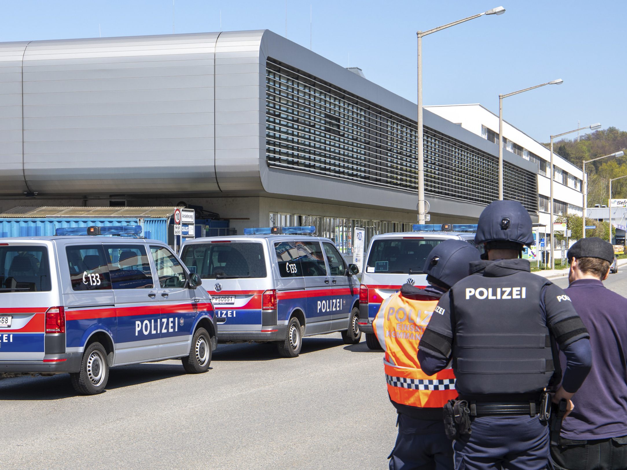 Ein Firmengelände in Salzburg ist wegen einer verdächtiger Person evakuiert worden.