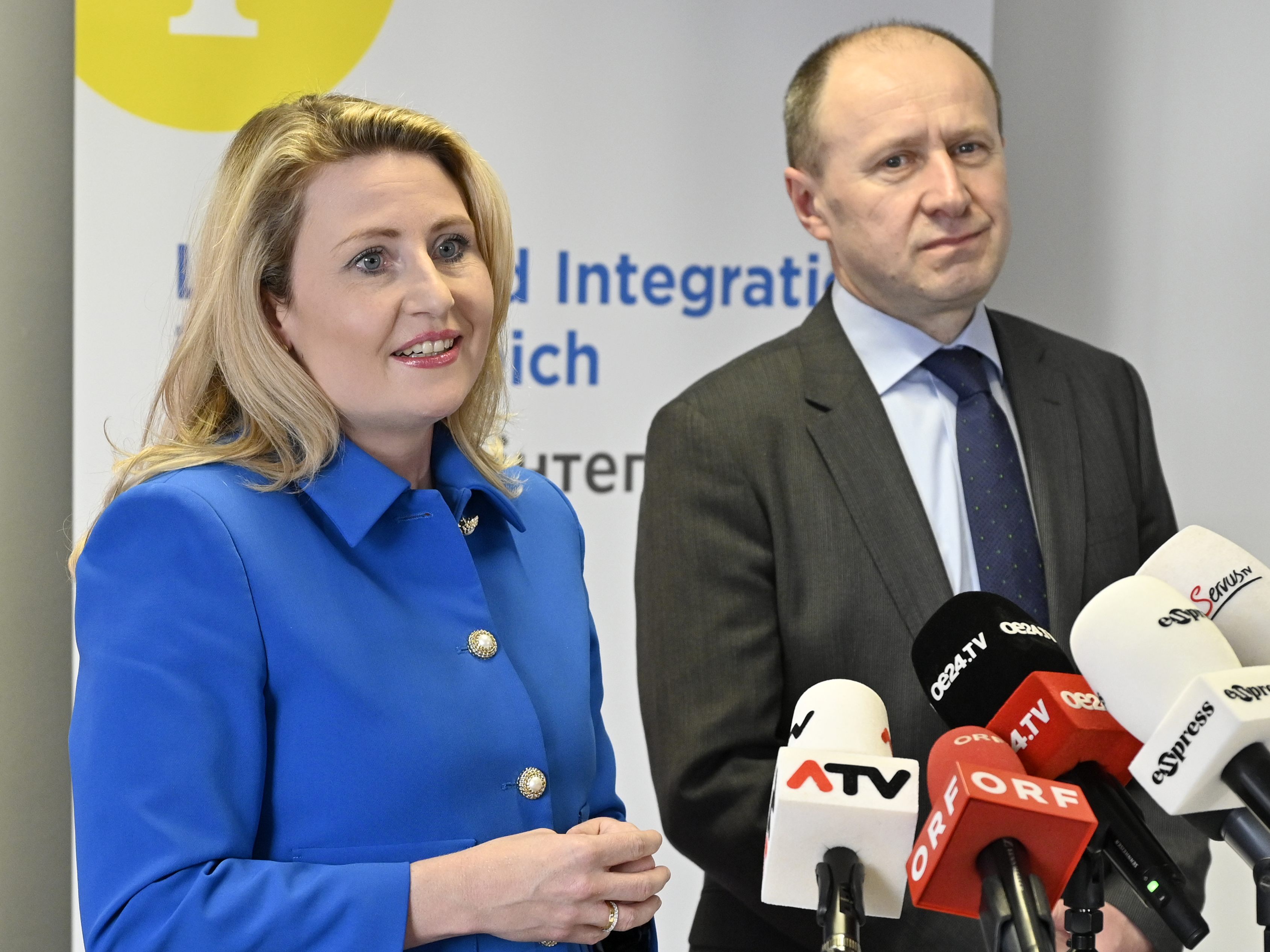 Am Mittwoch traf Integrationsministerin Susanne Raab (ÖVP) den ukrainischen Botschafter Vasyl Khymynets in Wien. Am Mittwoch traf Integrationsministerin Susanne Raab (ÖVP) den ukrainischen Botschafter Vasyl Khymynets in Wien.